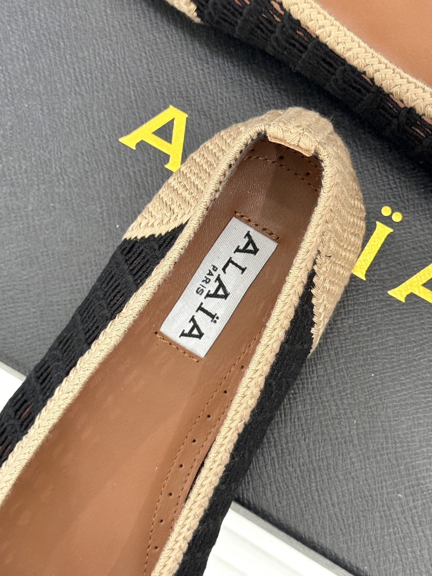 ALAIA｜阿莱亚经典镂空编织玛丽珍鞋每一处细节都彰显着法式精致。独特的镂空编织工艺 似有若无地展露肌肤