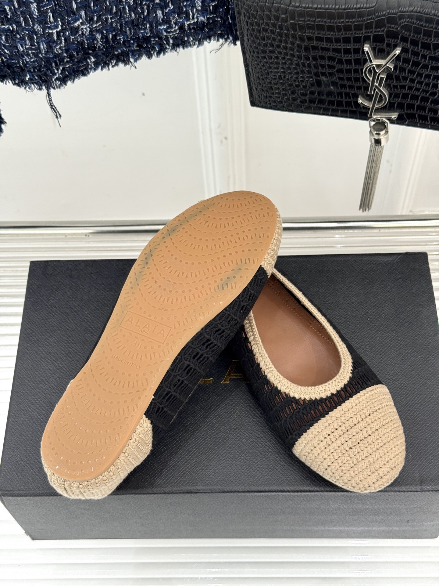 ALAIA｜阿莱亚经典镂空编织玛丽珍鞋每一处细节都彰显着法式精致。独特的镂空编织工艺 似有若无地展露肌肤