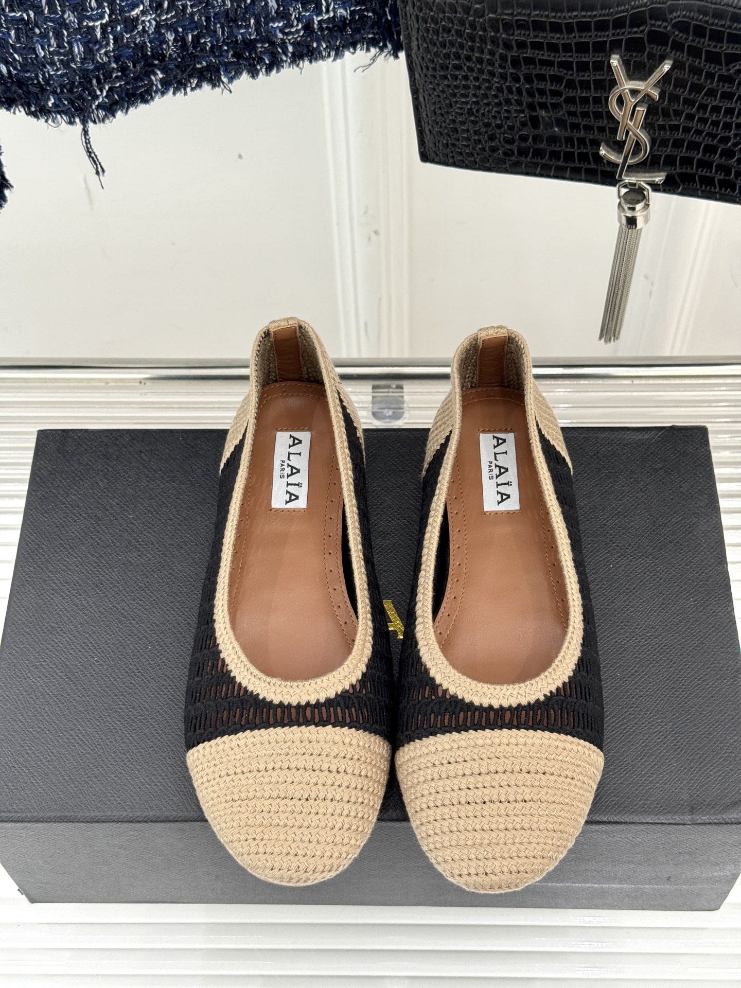 ALAIA｜阿莱亚经典镂空编织玛丽珍鞋每一处细节都彰显着法式精致。独特的镂空编织工艺 似有若无地展露肌肤