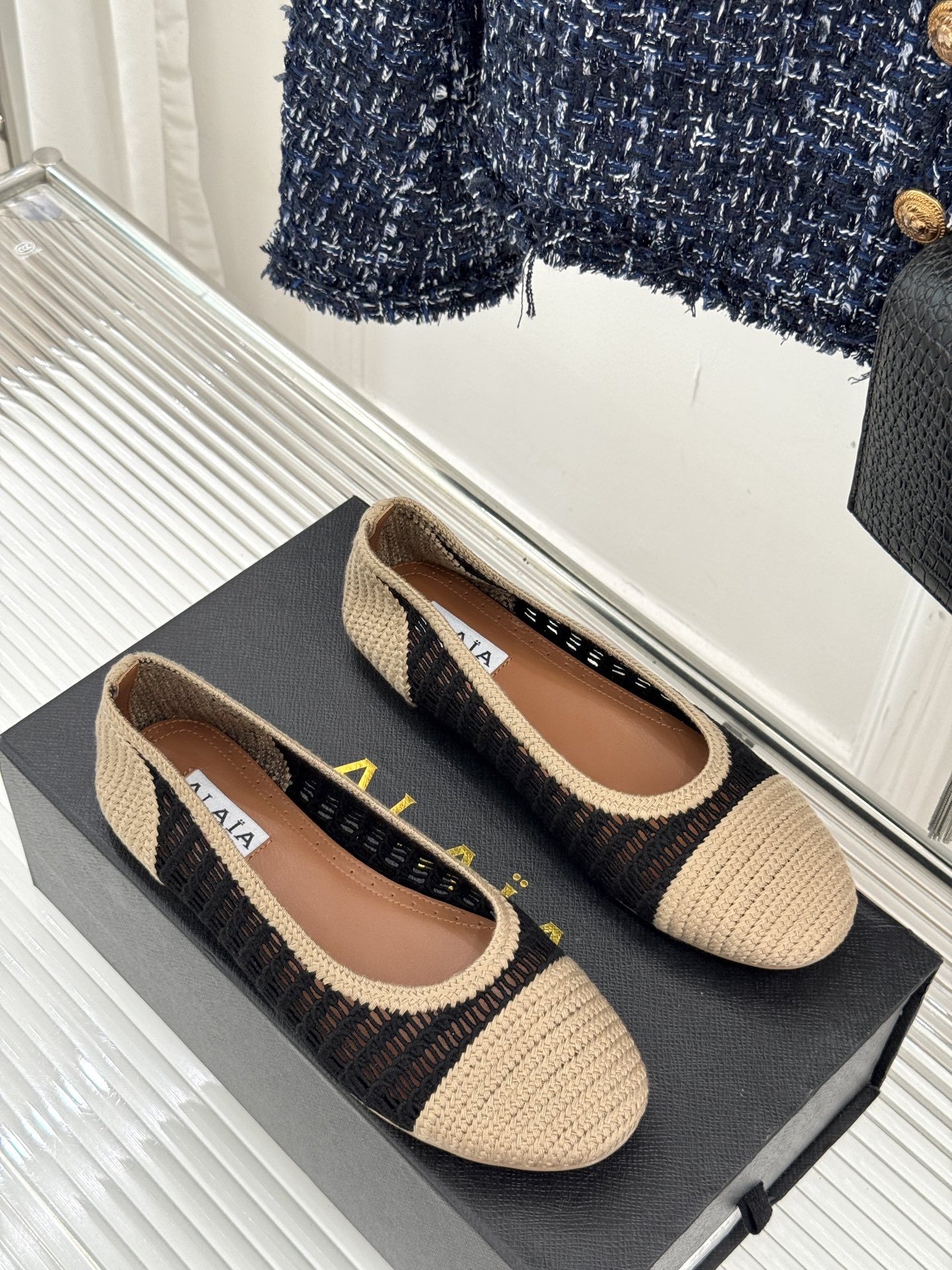 ALAIA｜阿莱亚经典镂空编织玛丽珍鞋每一处细节都彰显着法式精致。独特的镂空编织工艺 似有若无地展露肌肤