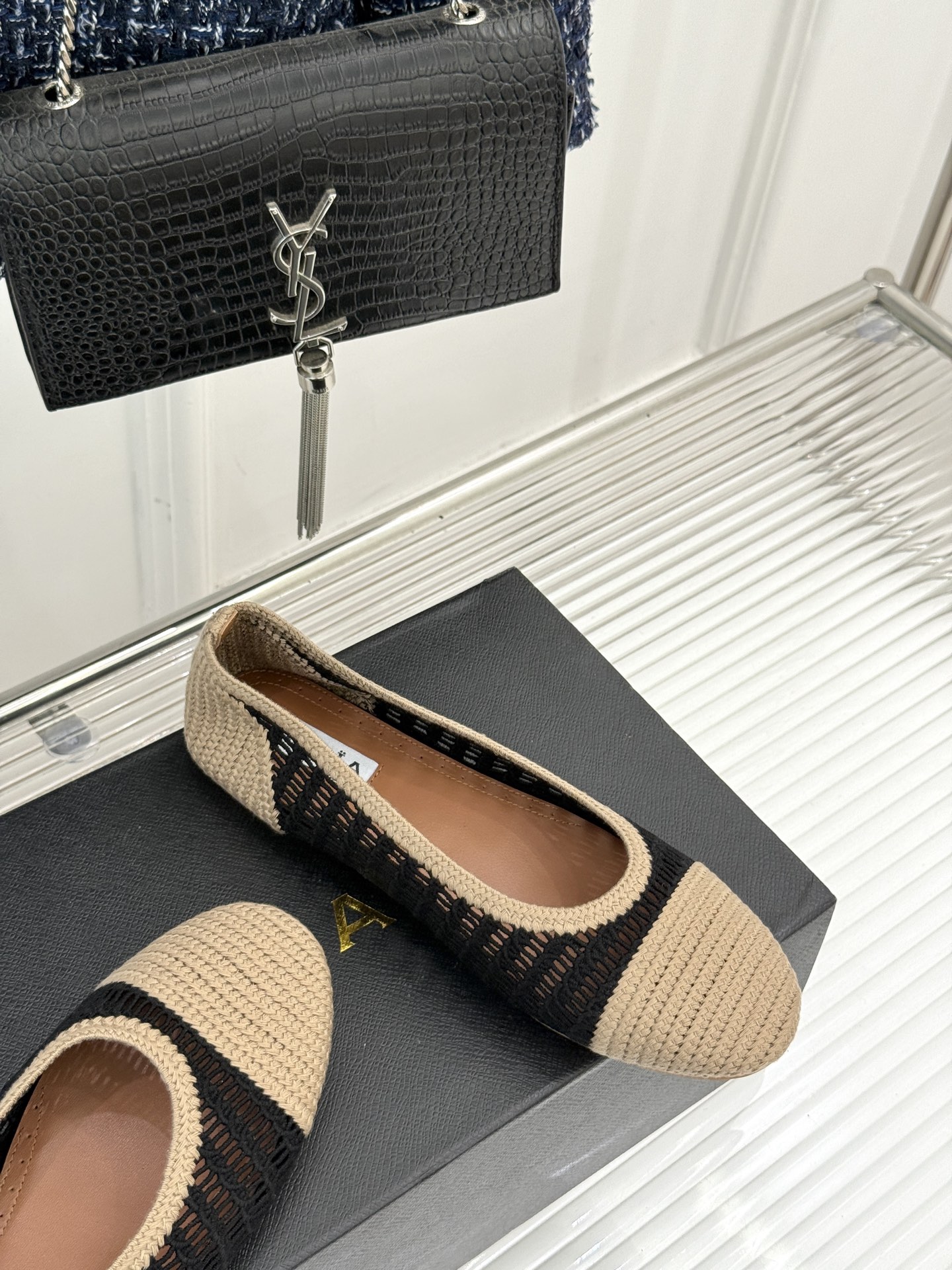 ALAIA｜阿莱亚经典镂空编织玛丽珍鞋每一处细节都彰显着法式精致。独特的镂空编织工艺 似有若无地展露肌肤
