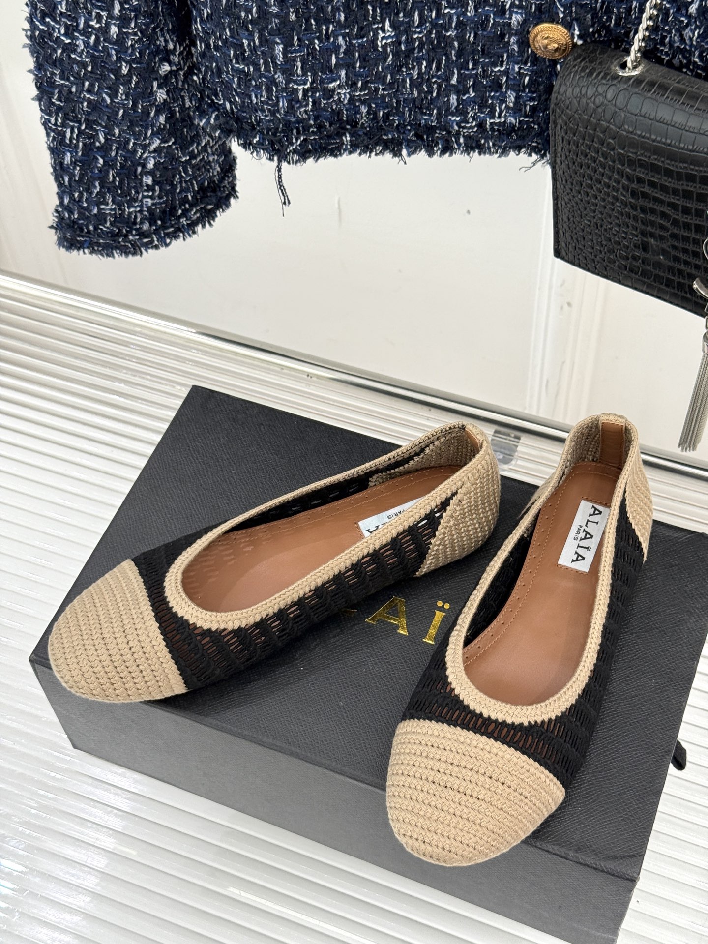 ALAIA｜阿莱亚经典镂空编织玛丽珍鞋每一处细节都彰显着法式精致。独特的镂空编织工艺 似有若无地展露肌肤