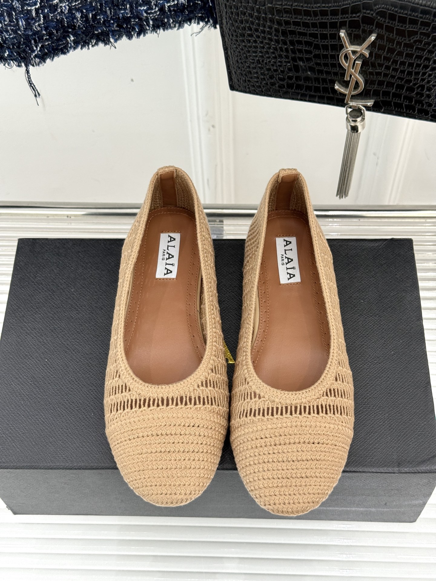 ALAIA｜阿莱亚经典镂空编织玛丽珍鞋每一处细节都彰显着法式精致。独特的镂空编织工艺 似有若无地展露肌肤