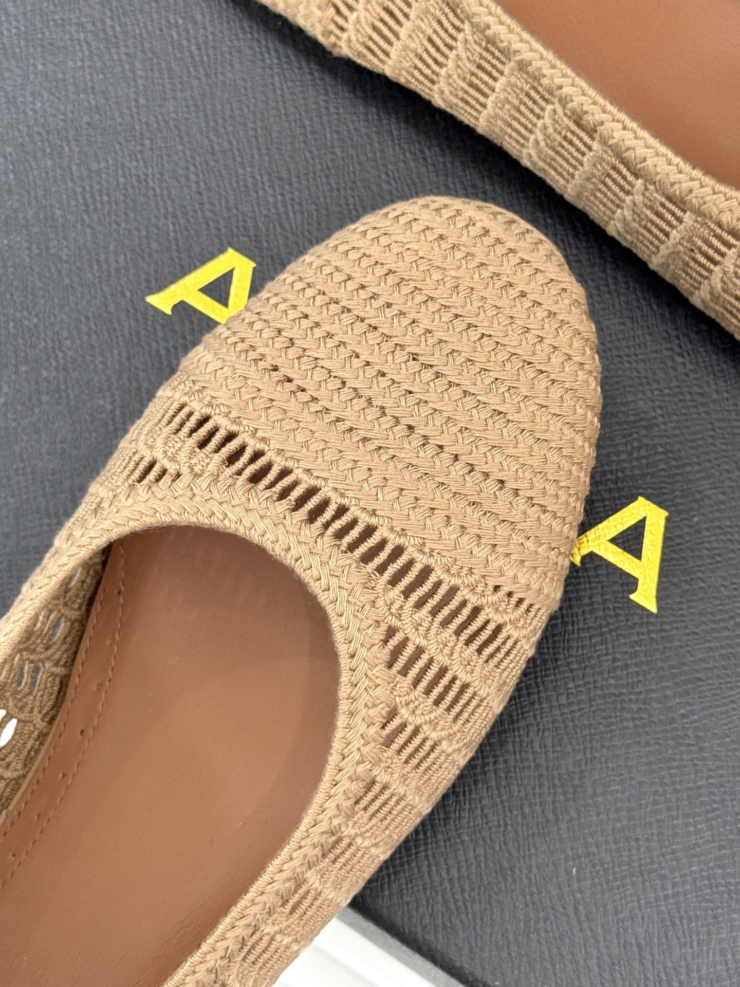 ALAIA｜阿莱亚经典镂空编织玛丽珍鞋每一处细节都彰显着法式精致。独特的镂空编织工艺 似有若无地展露肌肤