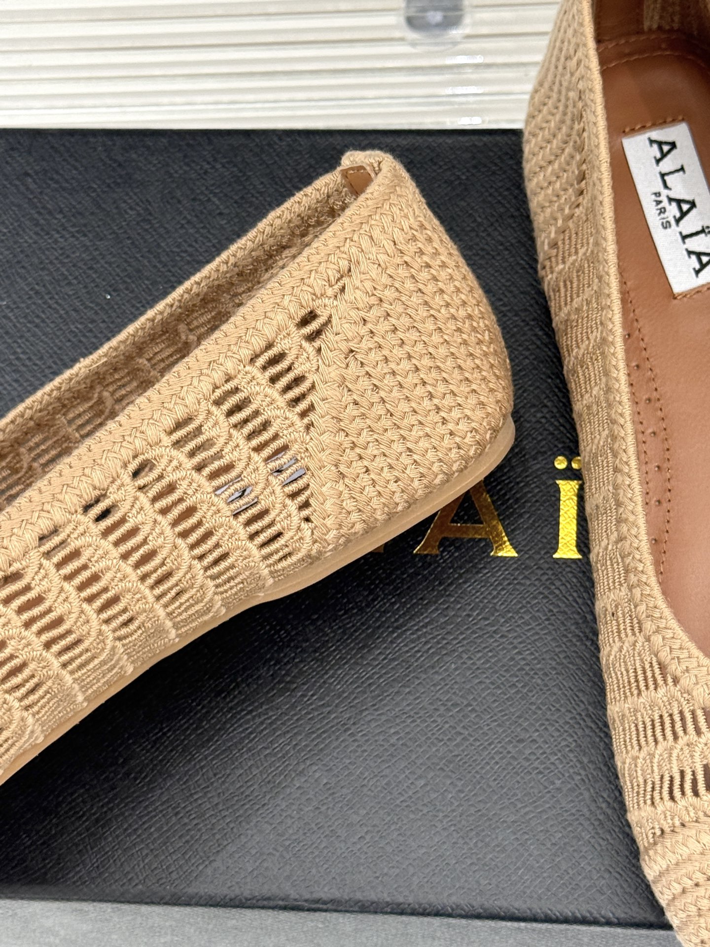 ALAIA｜阿莱亚经典镂空编织玛丽珍鞋每一处细节都彰显着法式精致。独特的镂空编织工艺 似有若无地展露肌肤