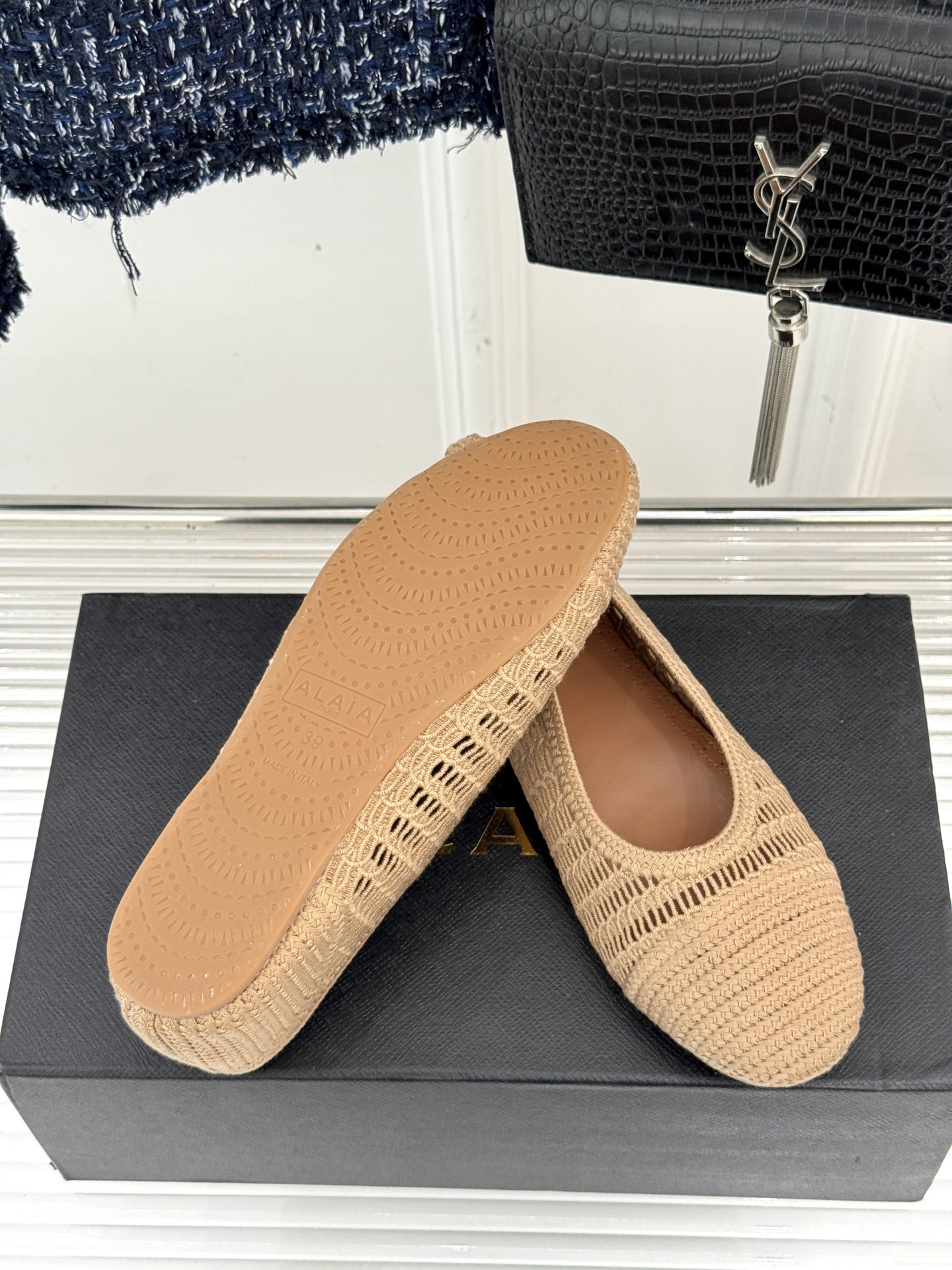 ALAIA｜阿莱亚经典镂空编织玛丽珍鞋每一处细节都彰显着法式精致。独特的镂空编织工艺 似有若无地展露肌肤