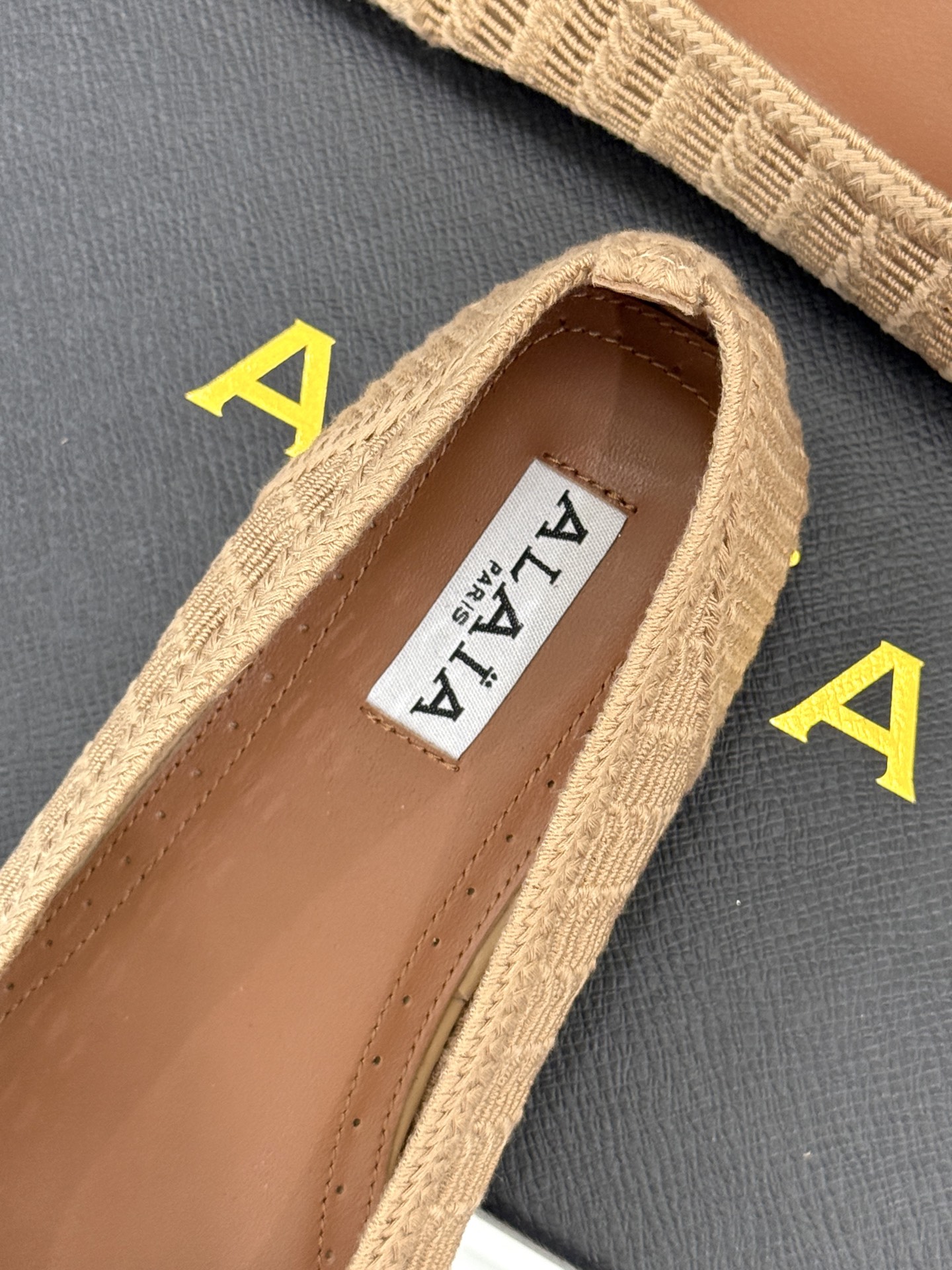 ALAIA｜阿莱亚经典镂空编织玛丽珍鞋每一处细节都彰显着法式精致。独特的镂空编织工艺 似有若无地展露肌肤
