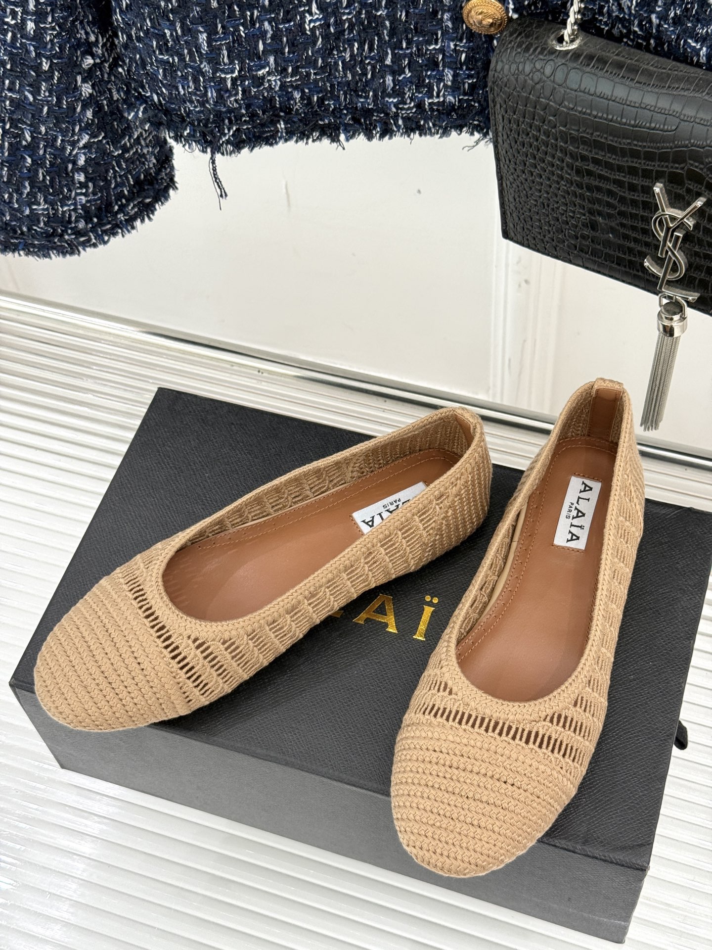 ALAIA｜阿莱亚经典镂空编织玛丽珍鞋每一处细节都彰显着法式精致。独特的镂空编织工艺 似有若无地展露肌肤
