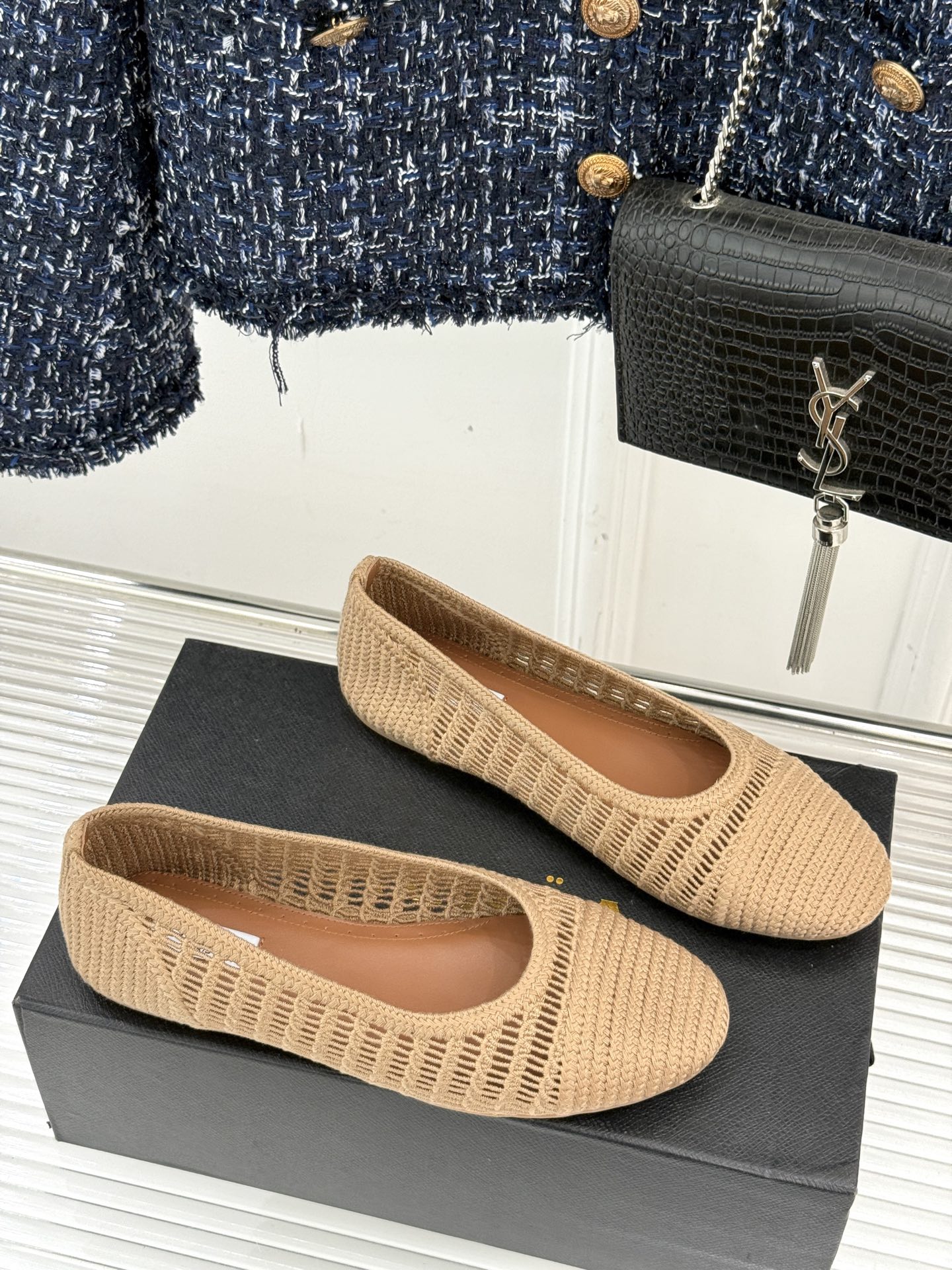 ALAIA｜阿莱亚经典镂空编织玛丽珍鞋每一处细节都彰显着法式精致。独特的镂空编织工艺 似有若无地展露肌肤