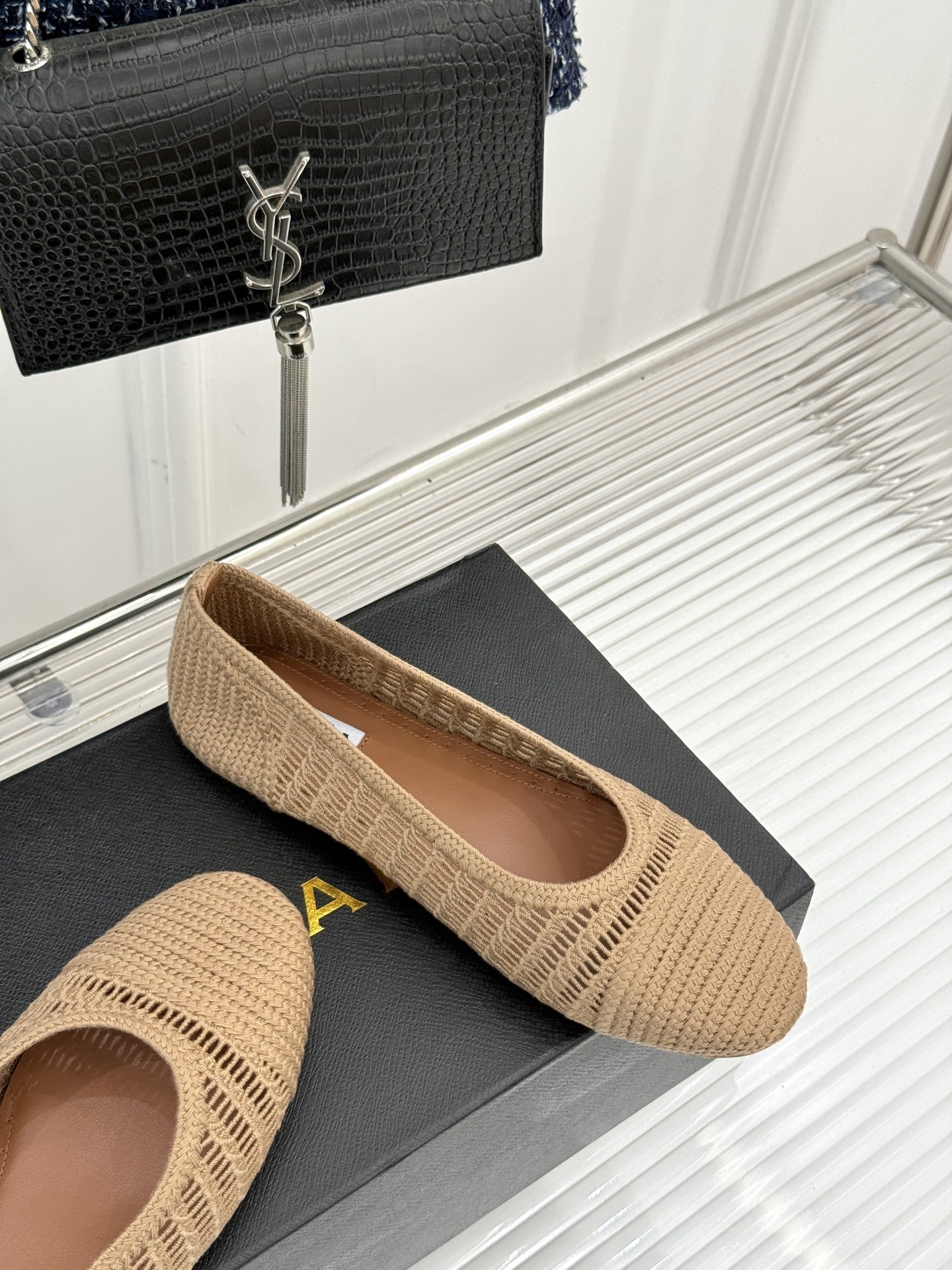 ALAIA｜阿莱亚经典镂空编织玛丽珍鞋每一处细节都彰显着法式精致。独特的镂空编织工艺 似有若无地展露肌肤