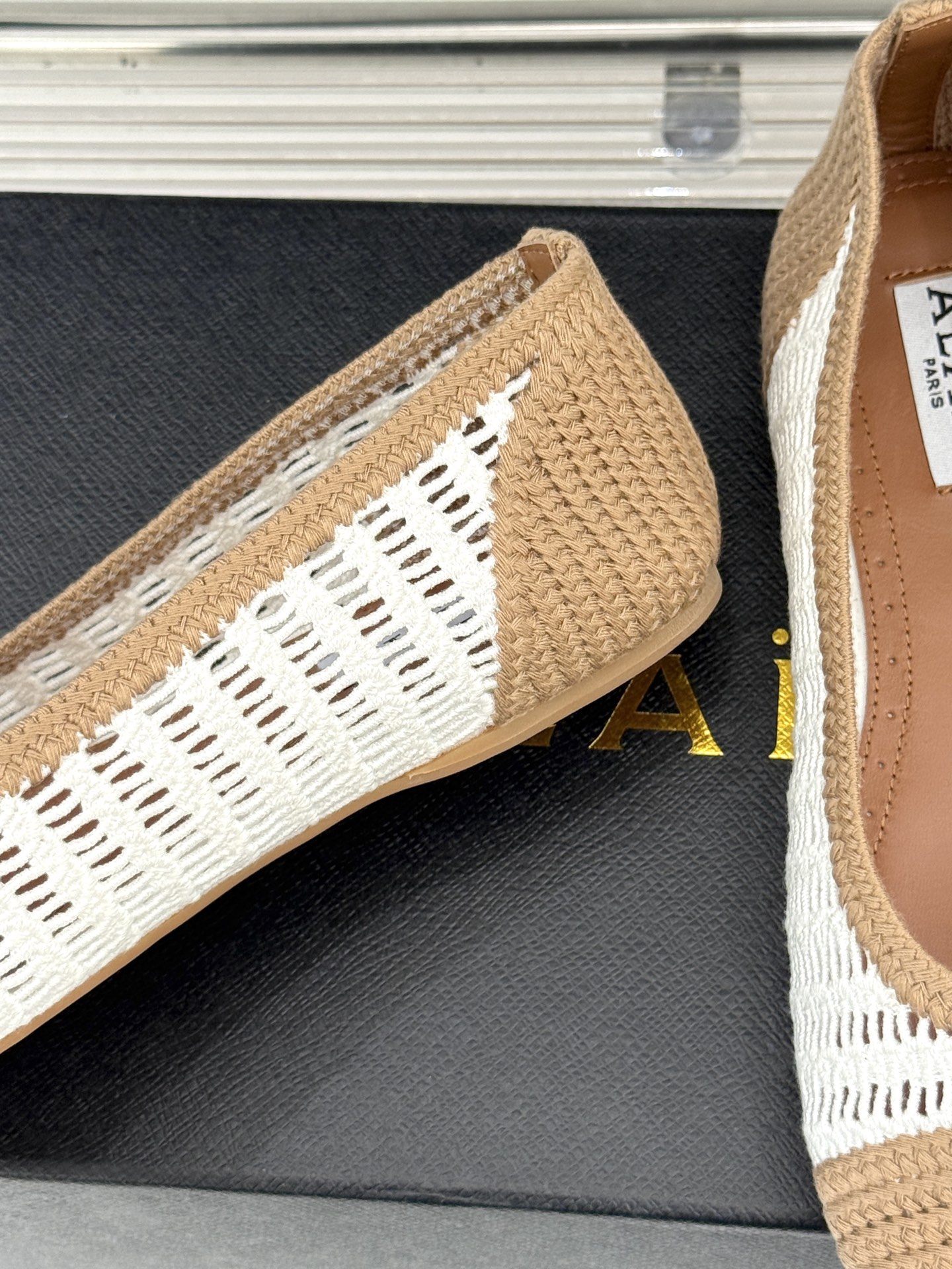 ALAIA｜阿莱亚经典镂空编织玛丽珍鞋每一处细节都彰显着法式精致。独特的镂空编织工艺 似有若无地展露肌肤