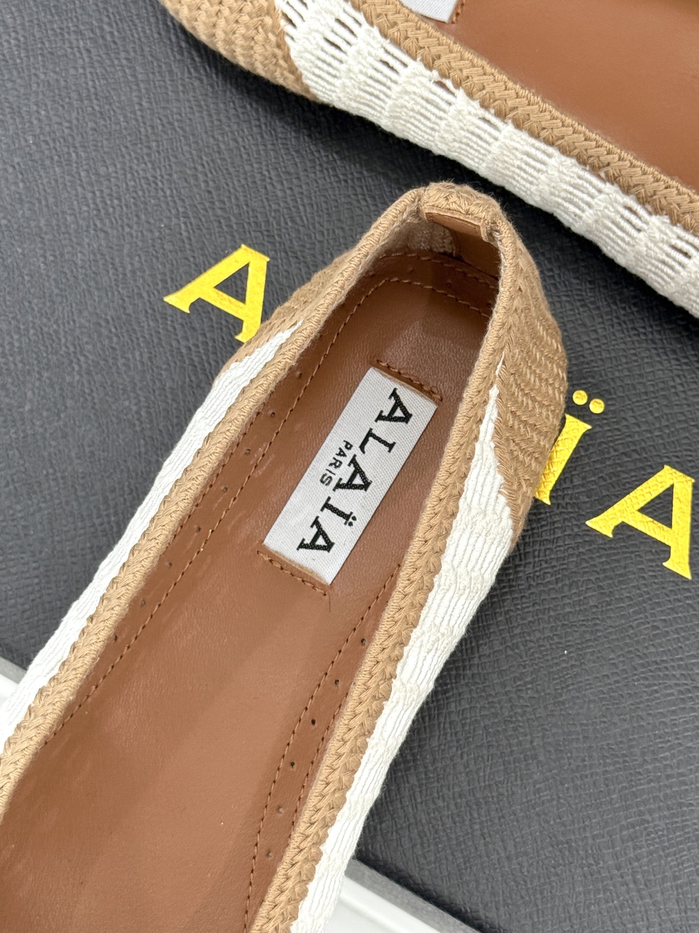 ALAIA｜阿莱亚经典镂空编织玛丽珍鞋每一处细节都彰显着法式精致。独特的镂空编织工艺 似有若无地展露肌肤