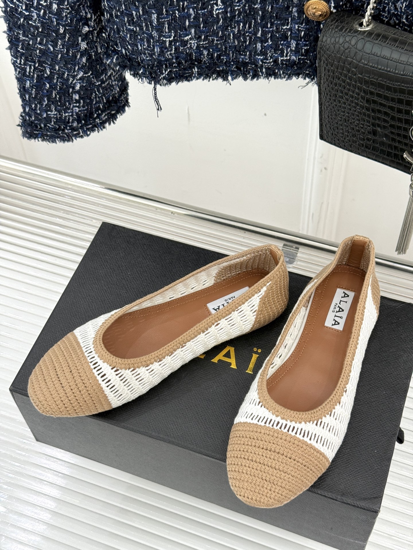 ALAIA｜阿莱亚经典镂空编织玛丽珍鞋每一处细节都彰显着法式精致。独特的镂空编织工艺 似有若无地展露肌肤