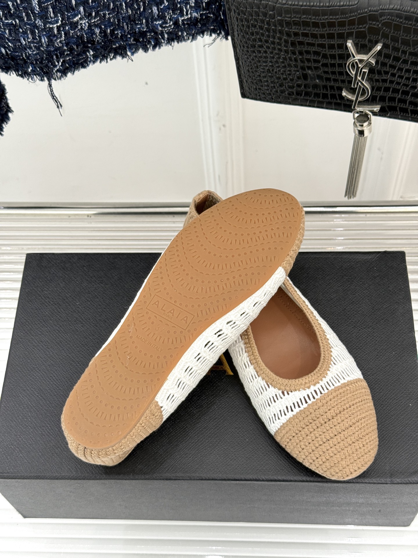 ALAIA｜阿莱亚经典镂空编织玛丽珍鞋每一处细节都彰显着法式精致。独特的镂空编织工艺 似有若无地展露肌肤