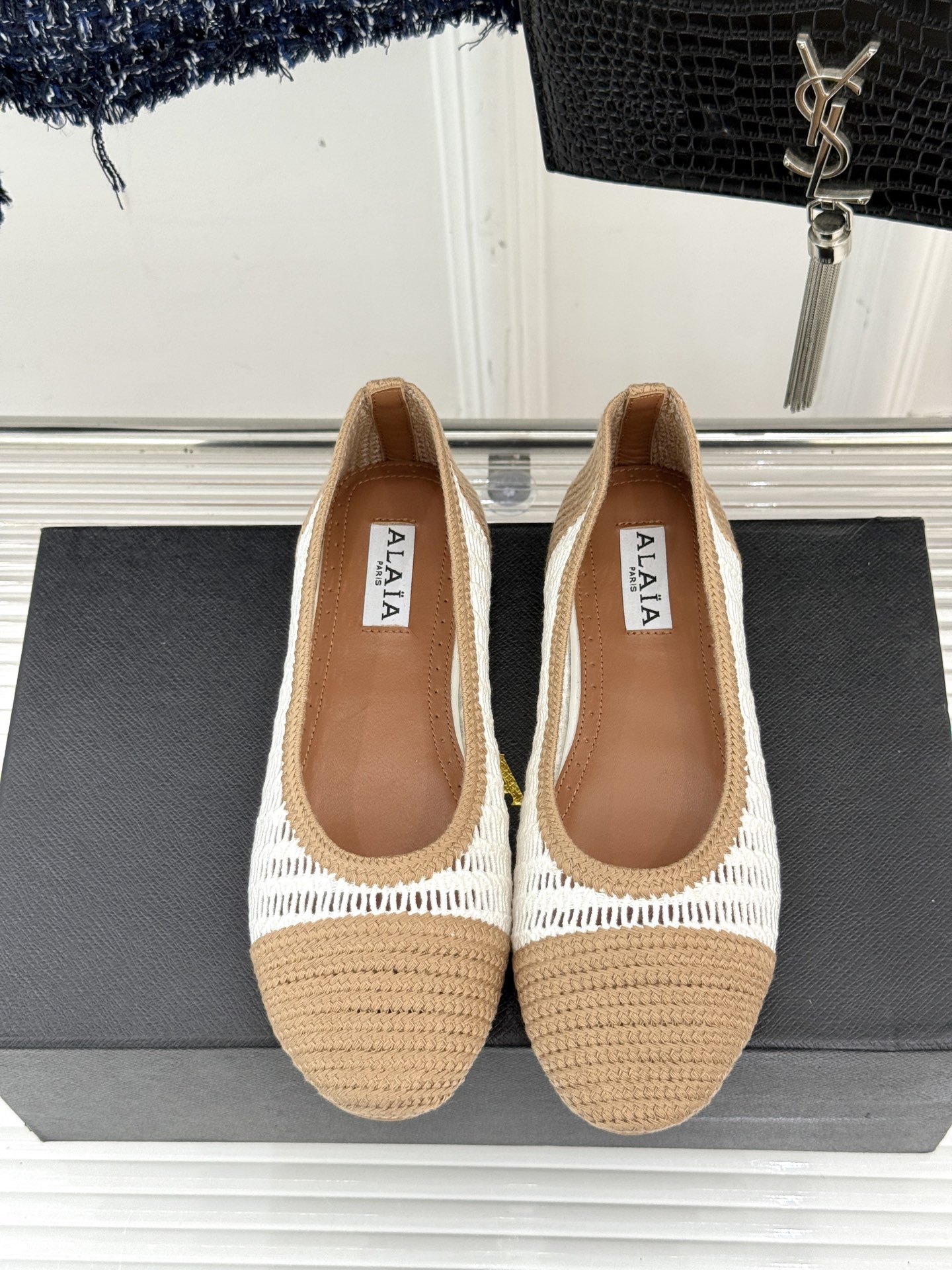 ALAIA｜阿莱亚经典镂空编织玛丽珍鞋每一处细节都彰显着法式精致。独特的镂空编织工艺 似有若无地展露肌肤