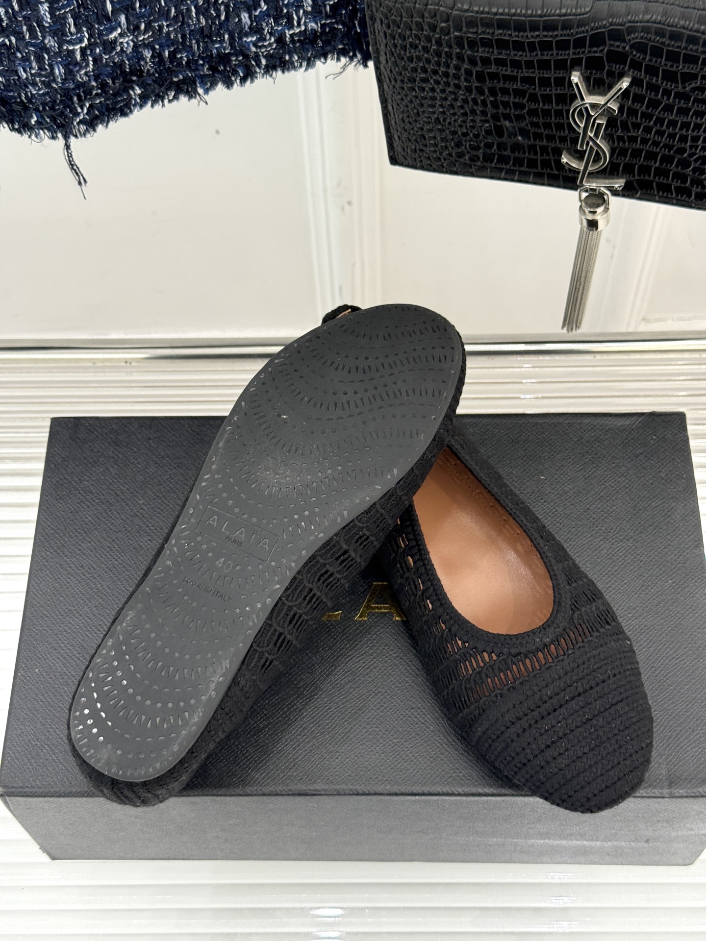 ALAIA｜阿莱亚经典镂空编织玛丽珍鞋每一处细节都彰显着法式精致。独特的镂空编织工艺 似有若无地展露肌肤