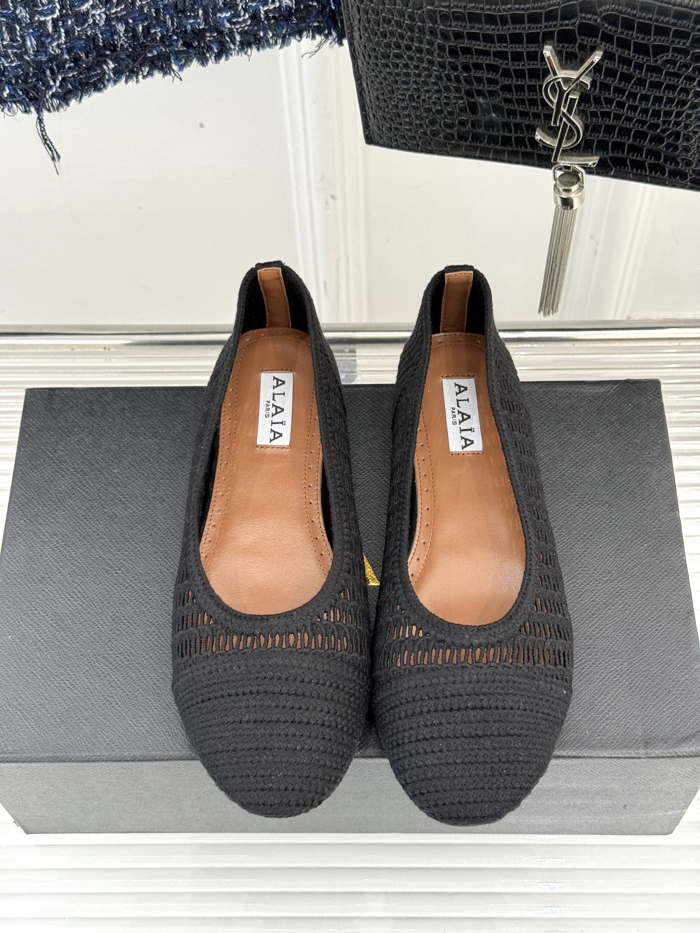 ALAIA｜阿莱亚经典镂空编织玛丽珍鞋每一处细节都彰显着法式精致。独特的镂空编织工艺 似有若无地展露肌肤