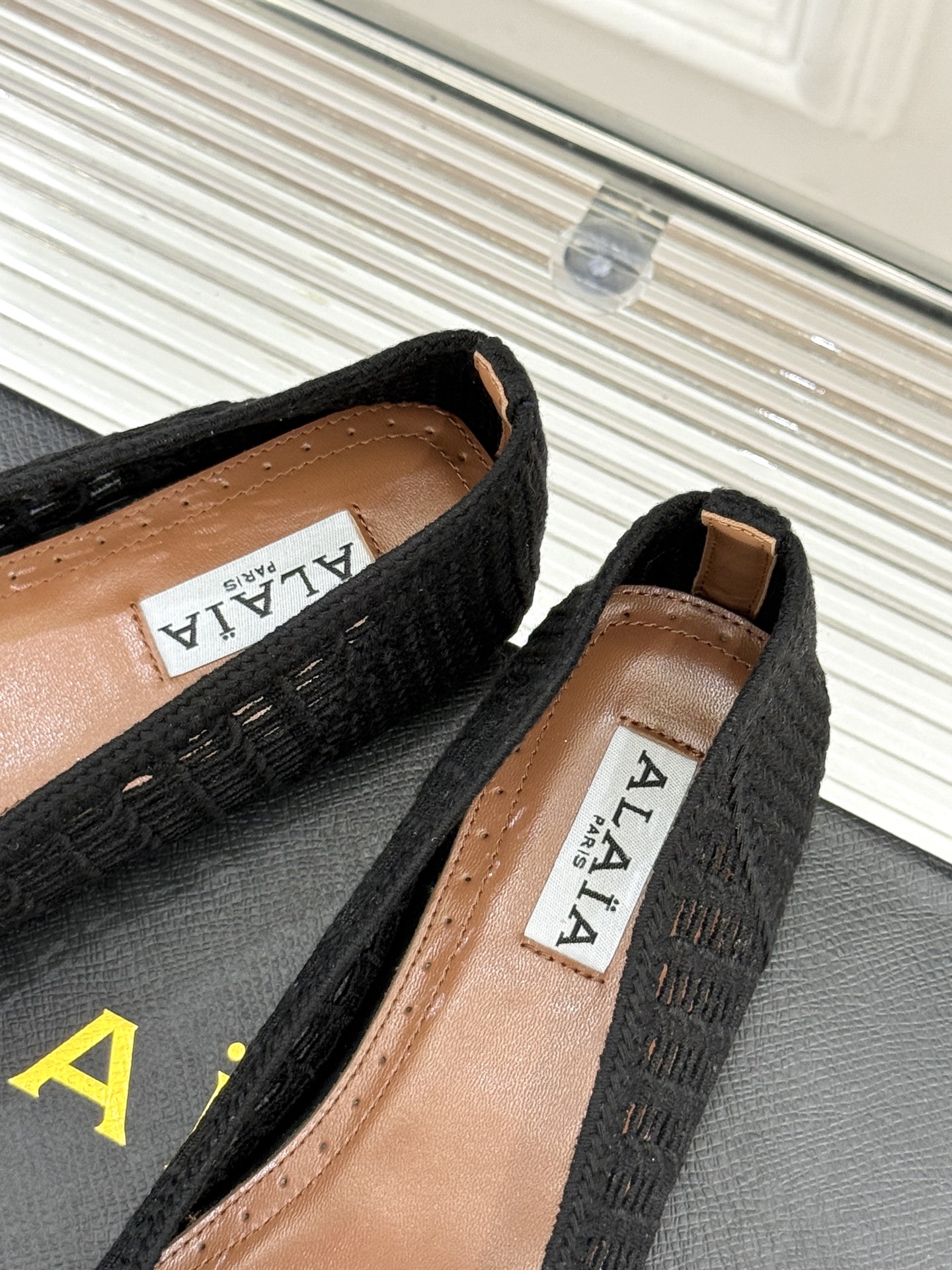 ALAIA｜阿莱亚经典镂空编织玛丽珍鞋每一处细节都彰显着法式精致。独特的镂空编织工艺 似有若无地展露肌肤