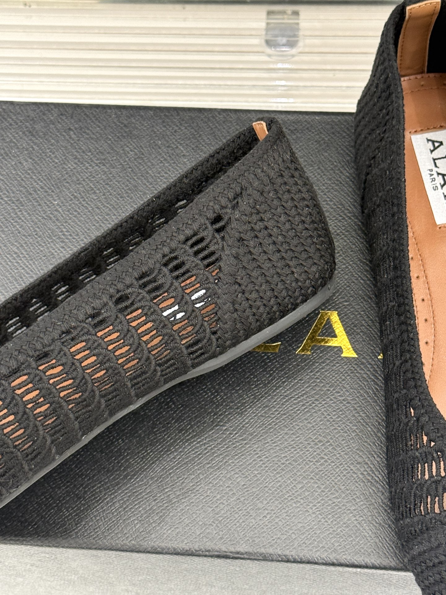 ALAIA｜阿莱亚经典镂空编织玛丽珍鞋每一处细节都彰显着法式精致。独特的镂空编织工艺 似有若无地展露肌肤