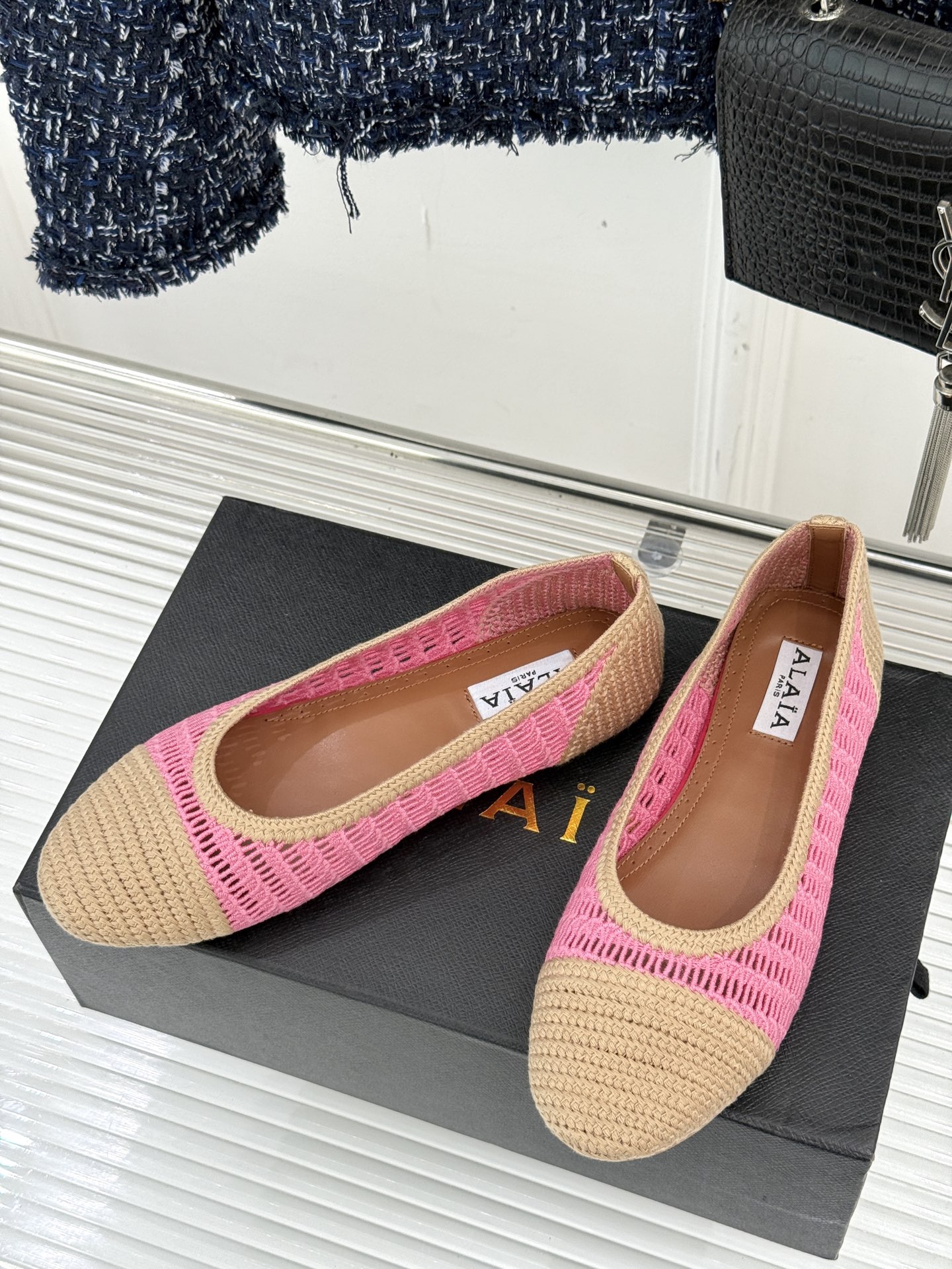 ALAIA｜阿莱亚经典镂空编织玛丽珍鞋每一处细节都彰显着法式精致。独特的镂空编织工艺 似有若无地展露肌肤