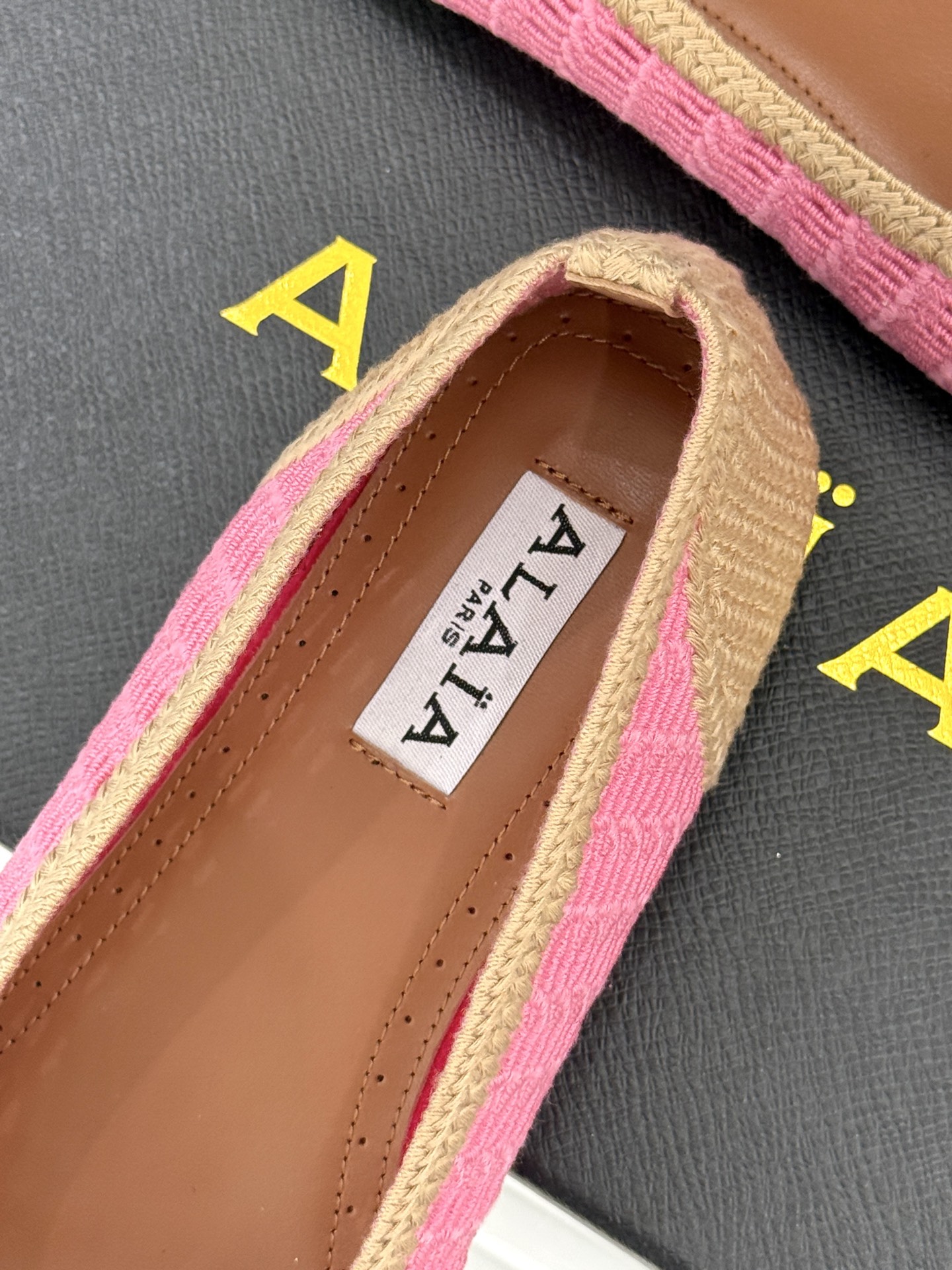 ALAIA｜阿莱亚经典镂空编织玛丽珍鞋每一处细节都彰显着法式精致。独特的镂空编织工艺 似有若无地展露肌肤