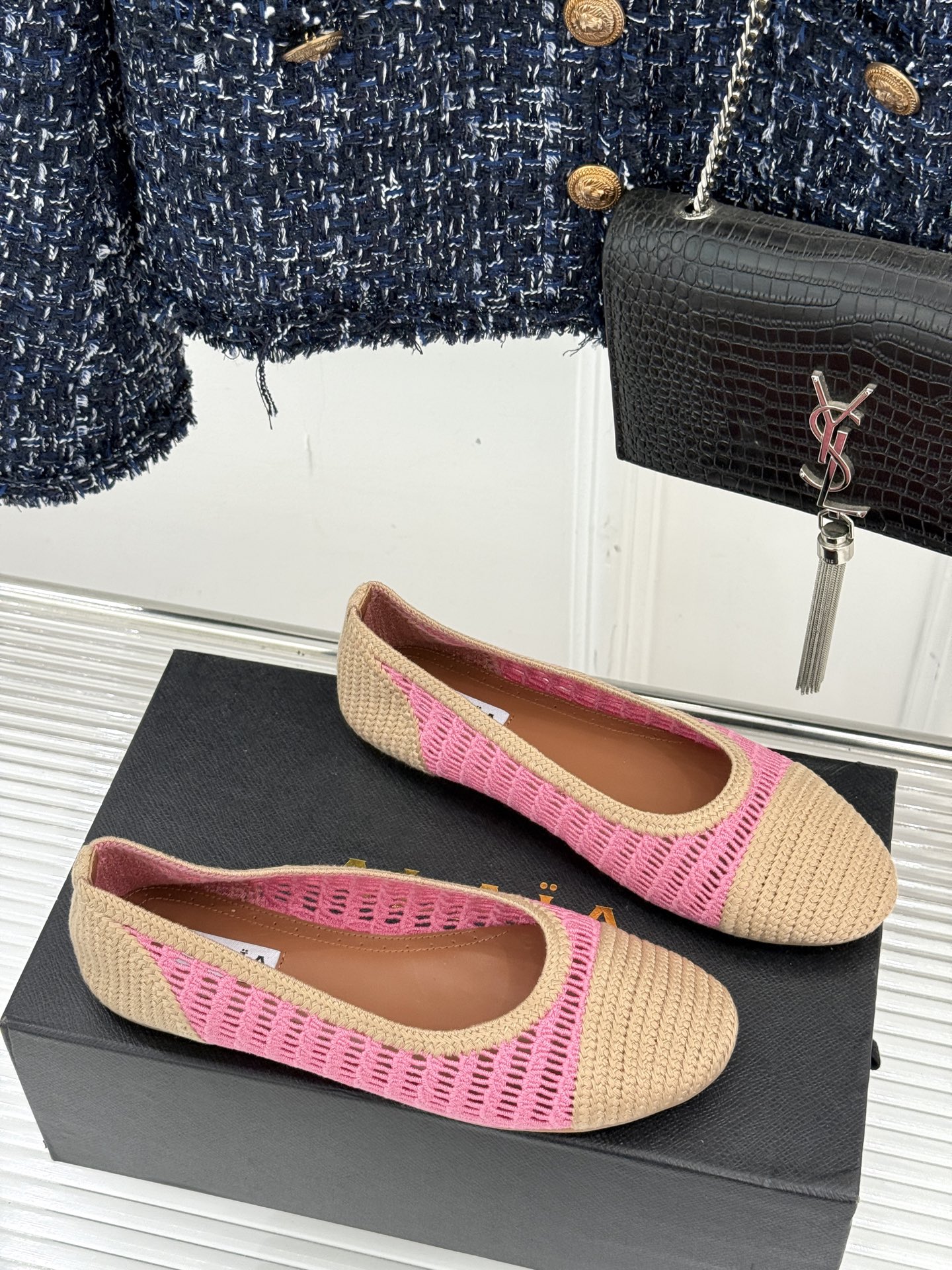 ALAIA｜阿莱亚经典镂空编织玛丽珍鞋每一处细节都彰显着法式精致。独特的镂空编织工艺 似有若无地展露肌肤