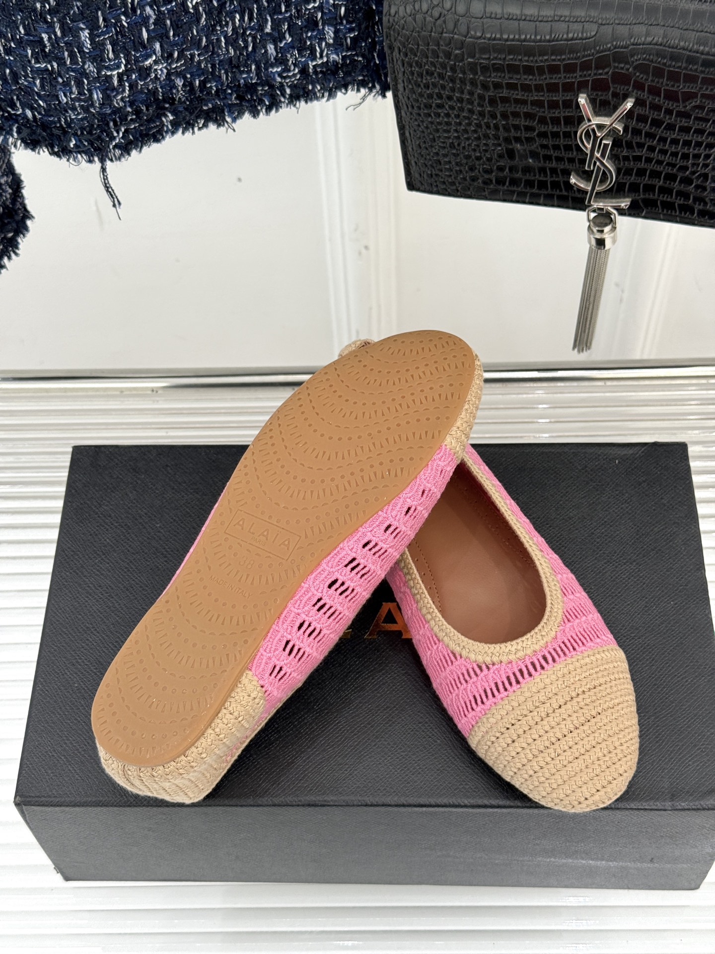 ALAIA｜阿莱亚经典镂空编织玛丽珍鞋每一处细节都彰显着法式精致。独特的镂空编织工艺 似有若无地展露肌肤