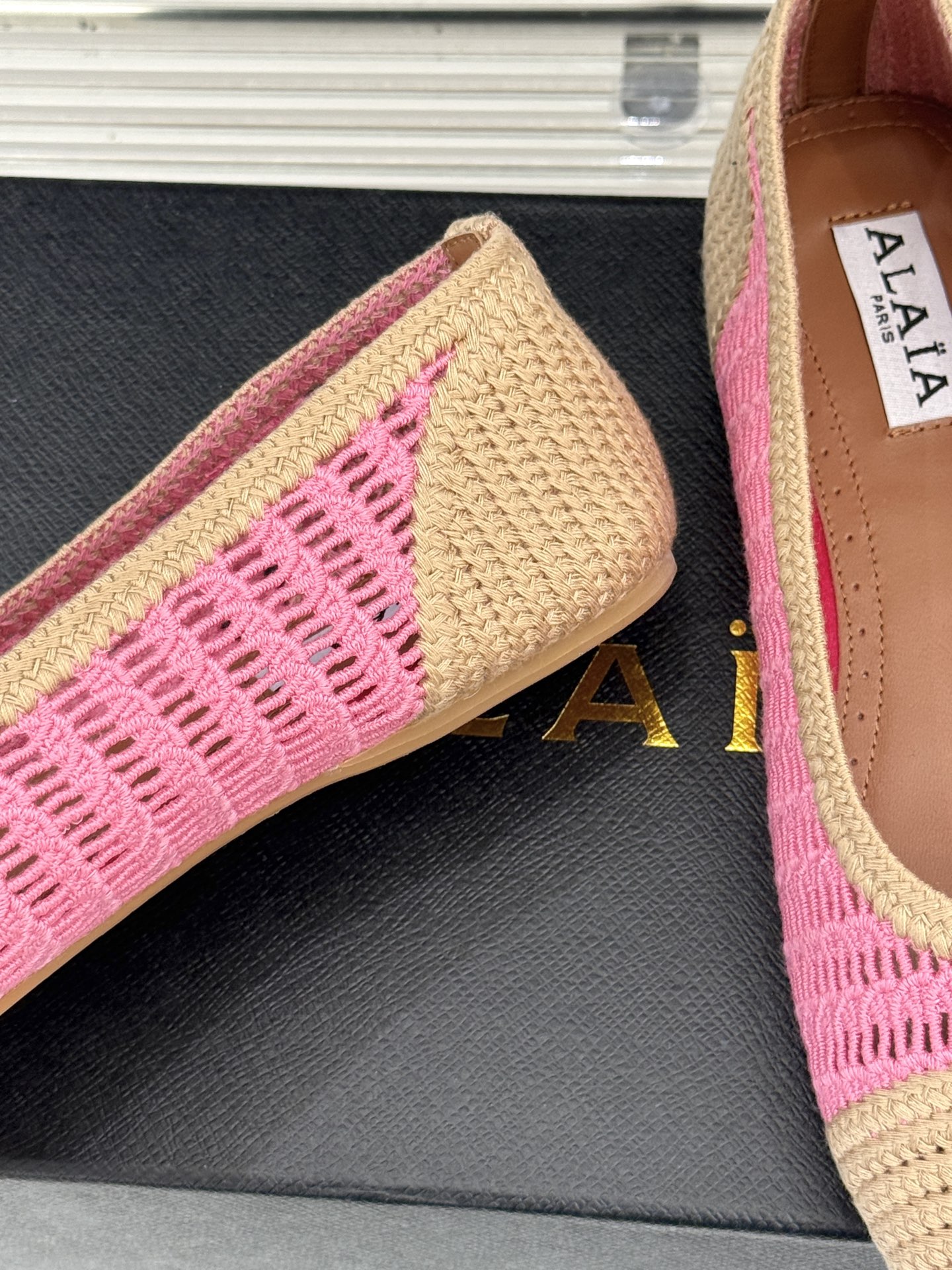 ALAIA｜阿莱亚经典镂空编织玛丽珍鞋每一处细节都彰显着法式精致。独特的镂空编织工艺 似有若无地展露肌肤