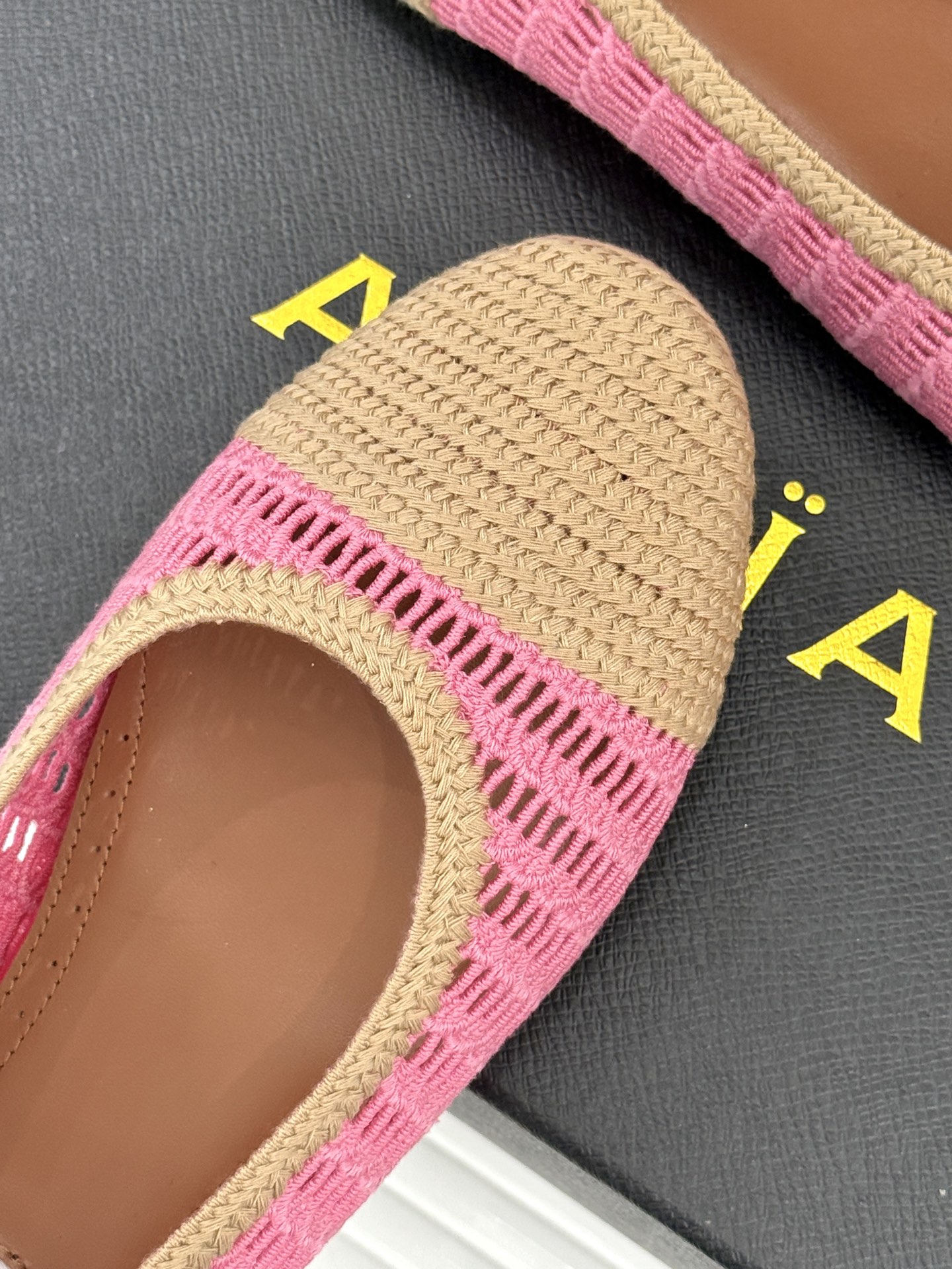 ALAIA｜阿莱亚经典镂空编织玛丽珍鞋每一处细节都彰显着法式精致。独特的镂空编织工艺 似有若无地展露肌肤