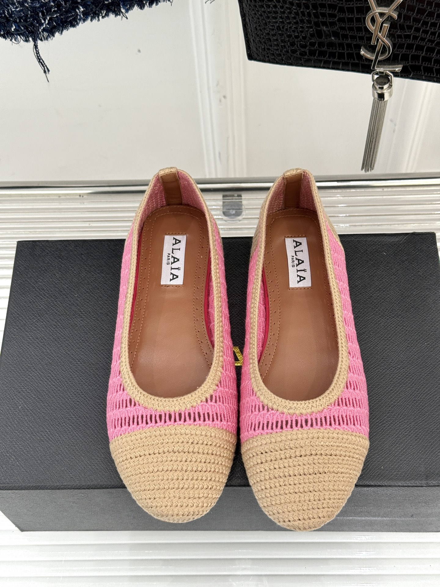 ALAIA｜阿莱亚经典镂空编织玛丽珍鞋每一处细节都彰显着法式精致。独特的镂空编织工艺 似有若无地展露肌肤