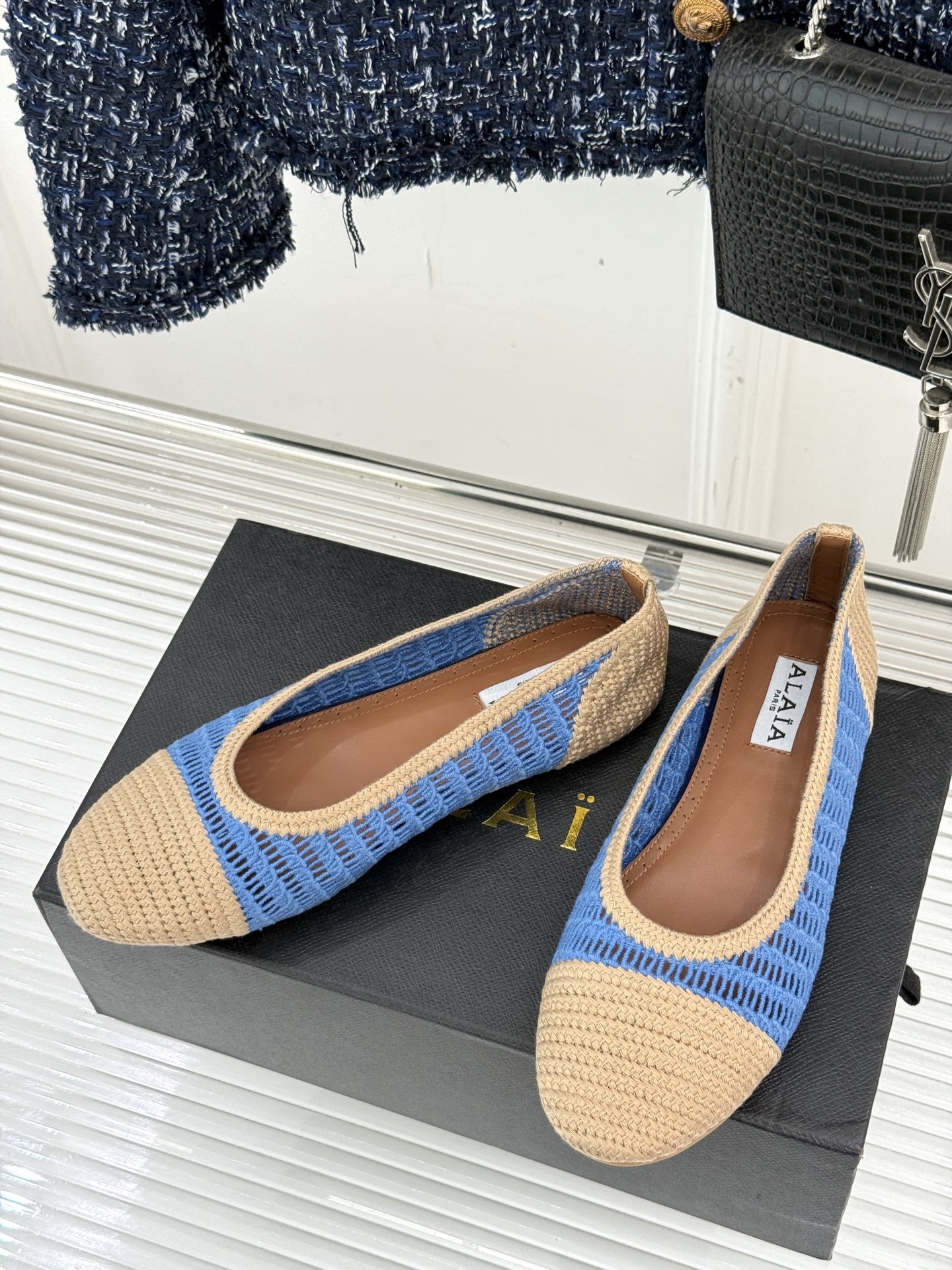 ALAIA｜阿莱亚经典镂空编织玛丽珍鞋每一处细节都彰显着法式精致。独特的镂空编织工艺 似有若无地展露肌肤