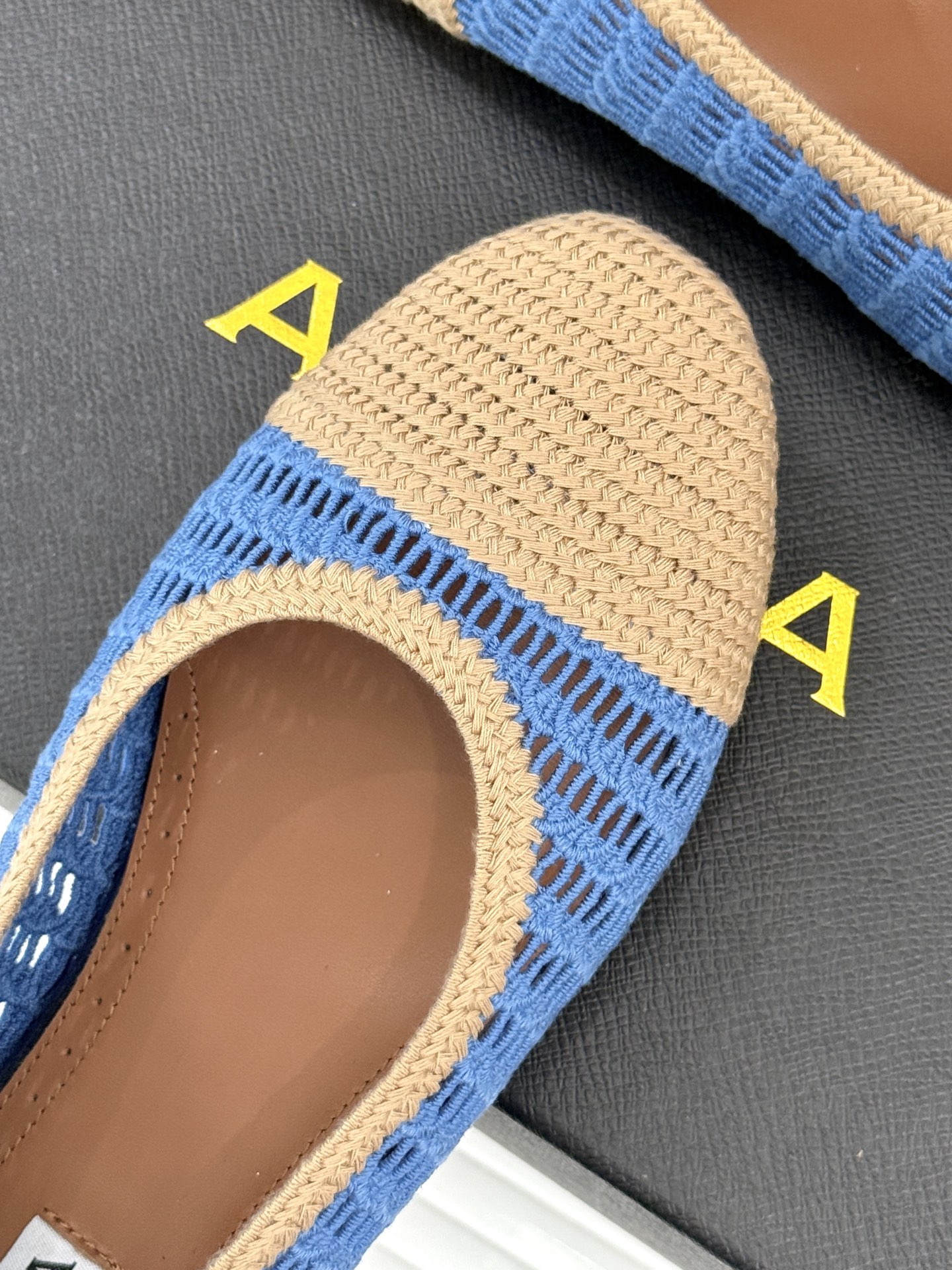 ALAIA｜阿莱亚经典镂空编织玛丽珍鞋每一处细节都彰显着法式精致。独特的镂空编织工艺 似有若无地展露肌肤