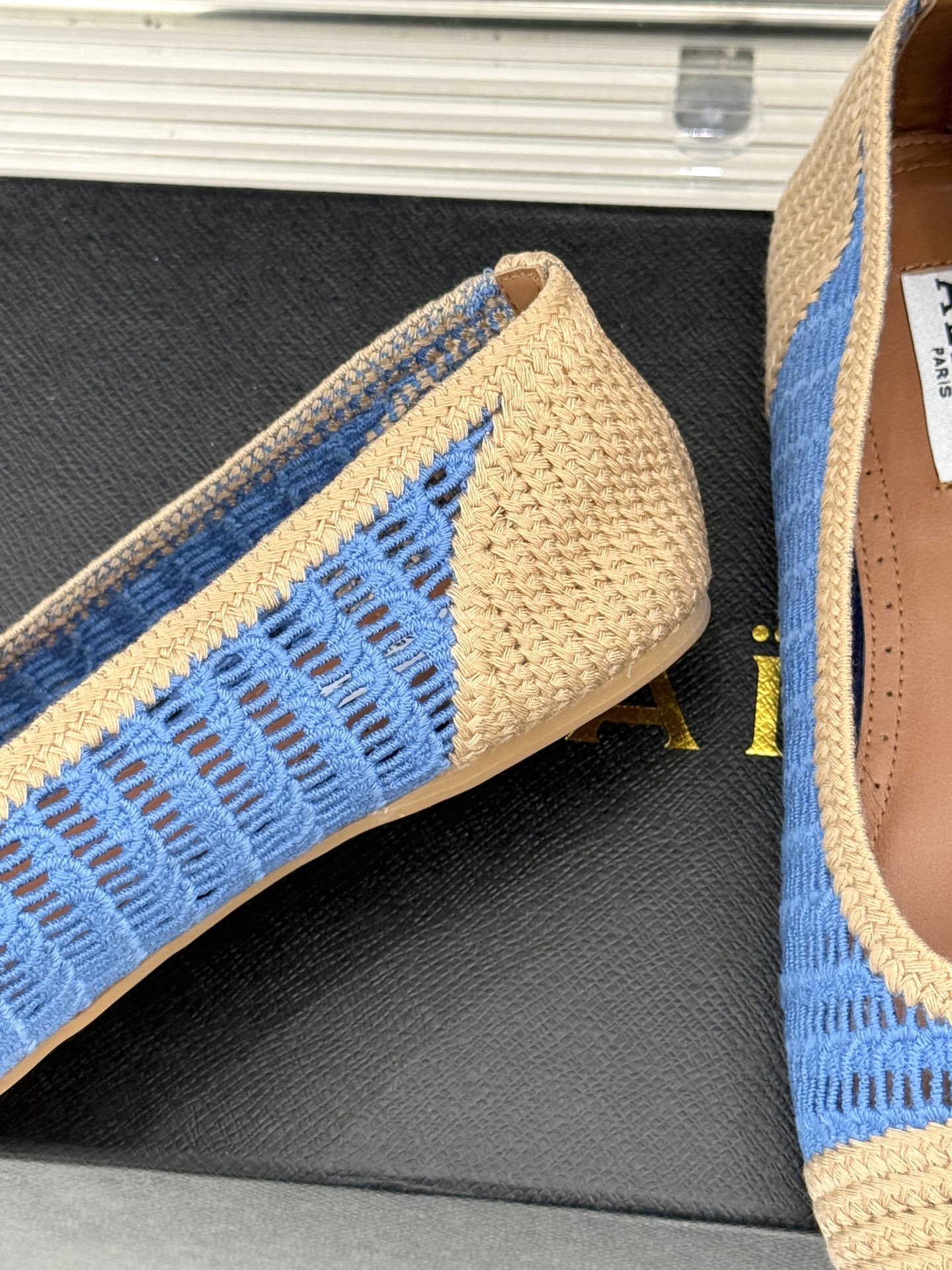ALAIA｜阿莱亚经典镂空编织玛丽珍鞋每一处细节都彰显着法式精致。独特的镂空编织工艺 似有若无地展露肌肤