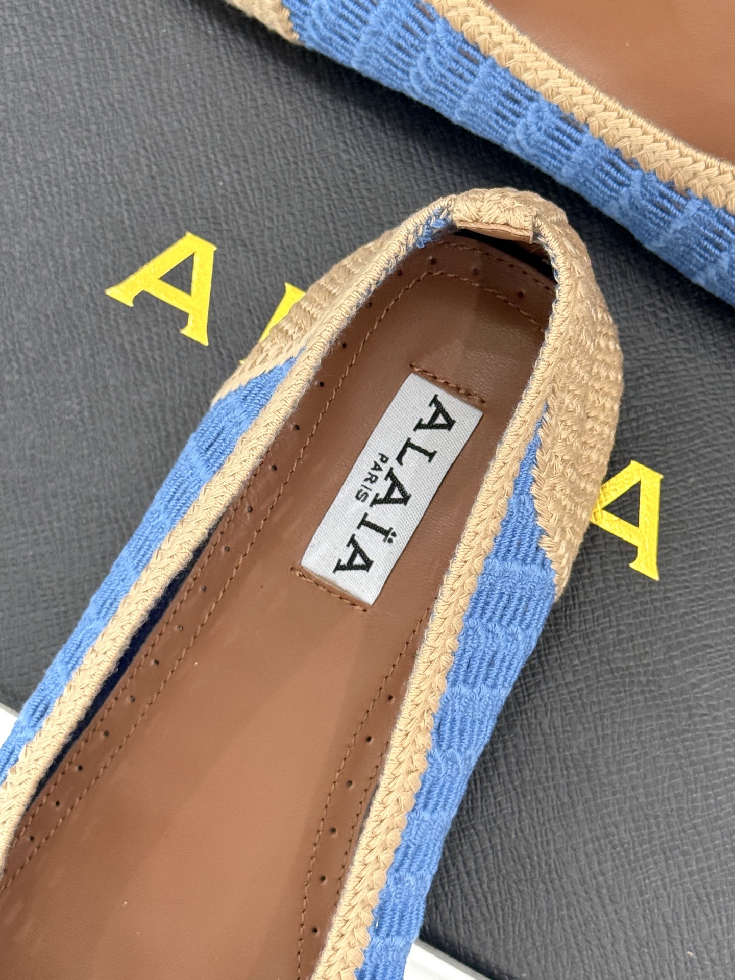 ALAIA｜阿莱亚经典镂空编织玛丽珍鞋每一处细节都彰显着法式精致。独特的镂空编织工艺 似有若无地展露肌肤