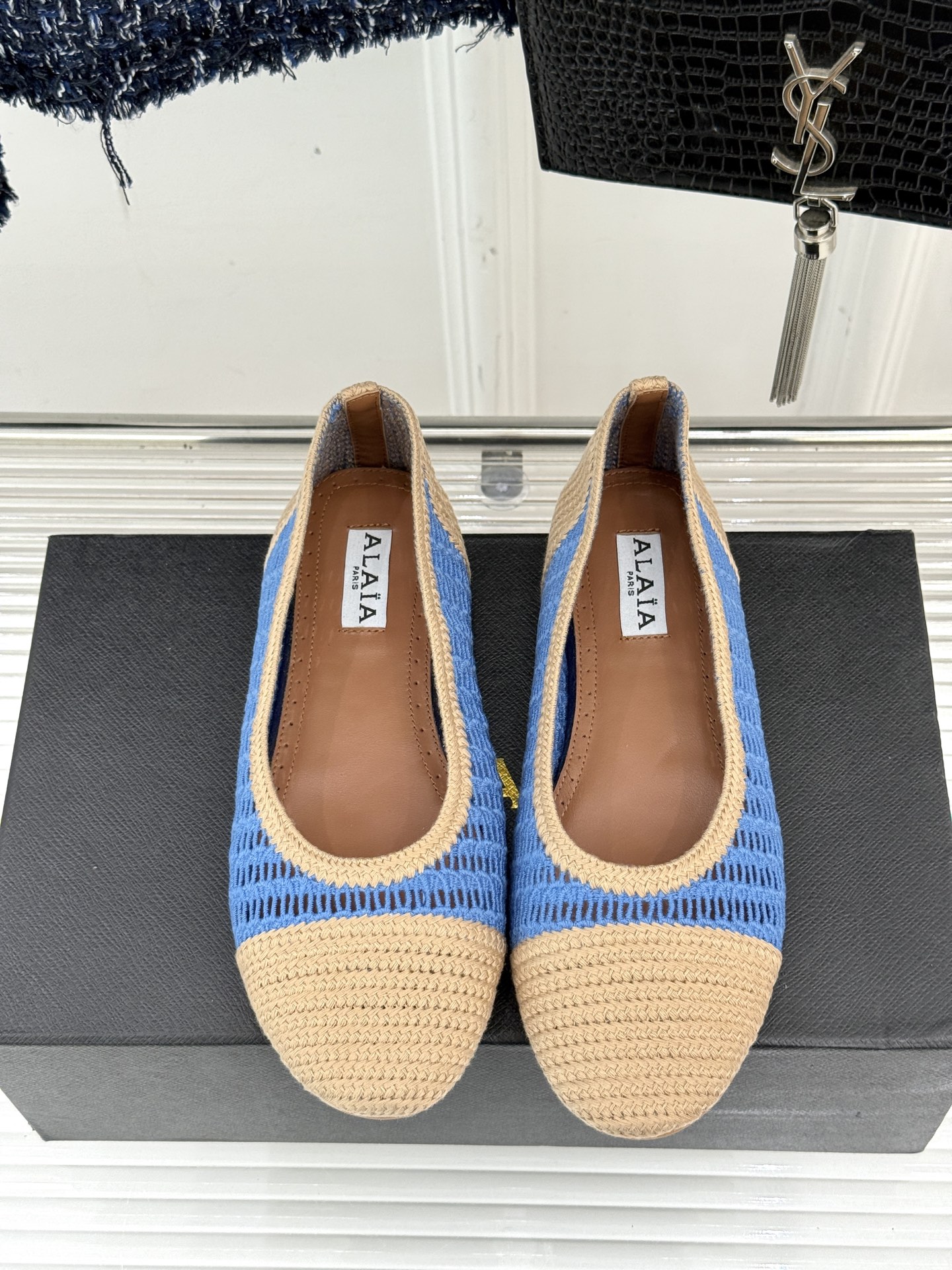 ALAIA｜阿莱亚经典镂空编织玛丽珍鞋每一处细节都彰显着法式精致。独特的镂空编织工艺 似有若无地展露肌肤