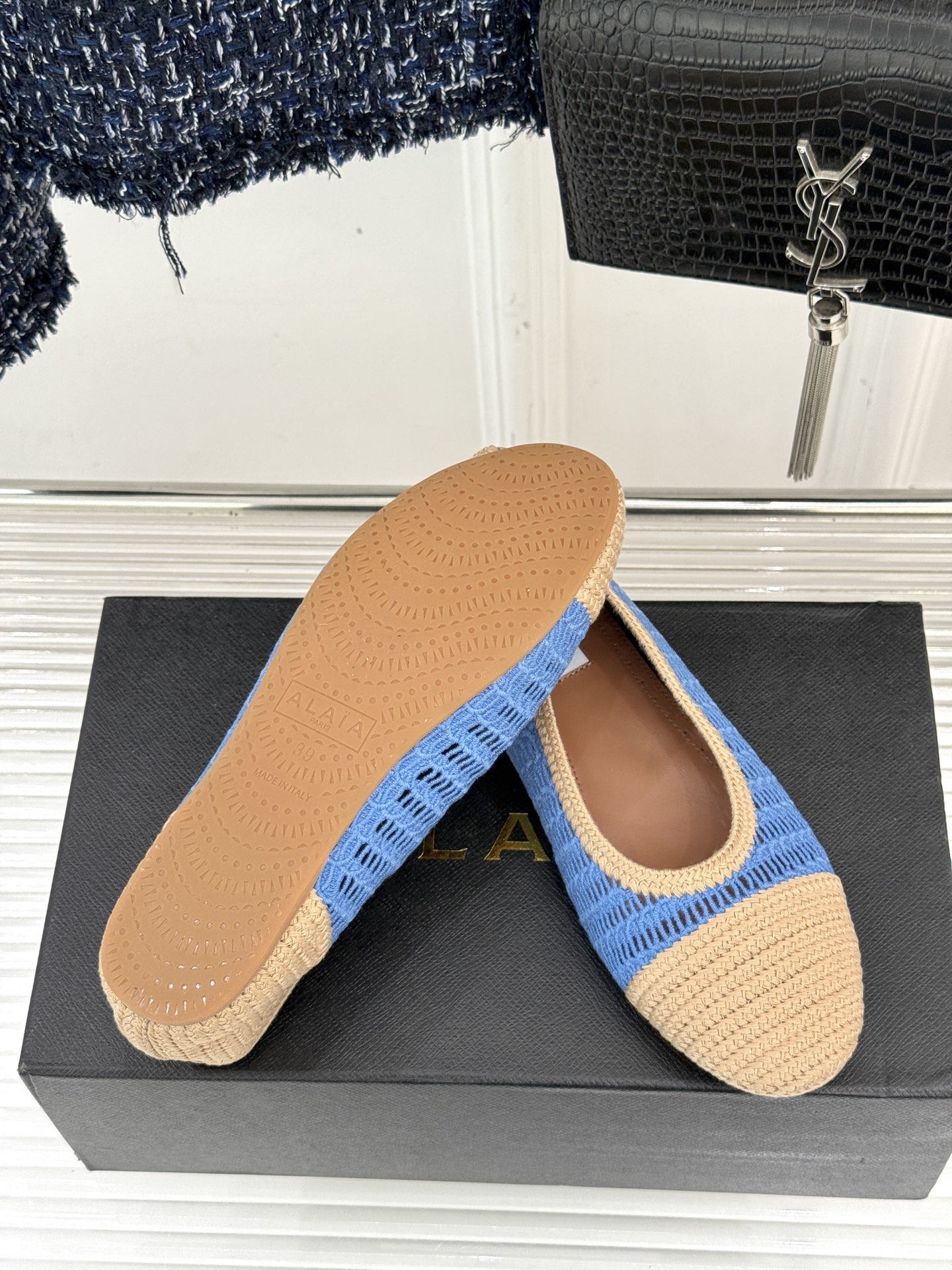 ALAIA｜阿莱亚经典镂空编织玛丽珍鞋每一处细节都彰显着法式精致。独特的镂空编织工艺 似有若无地展露肌肤