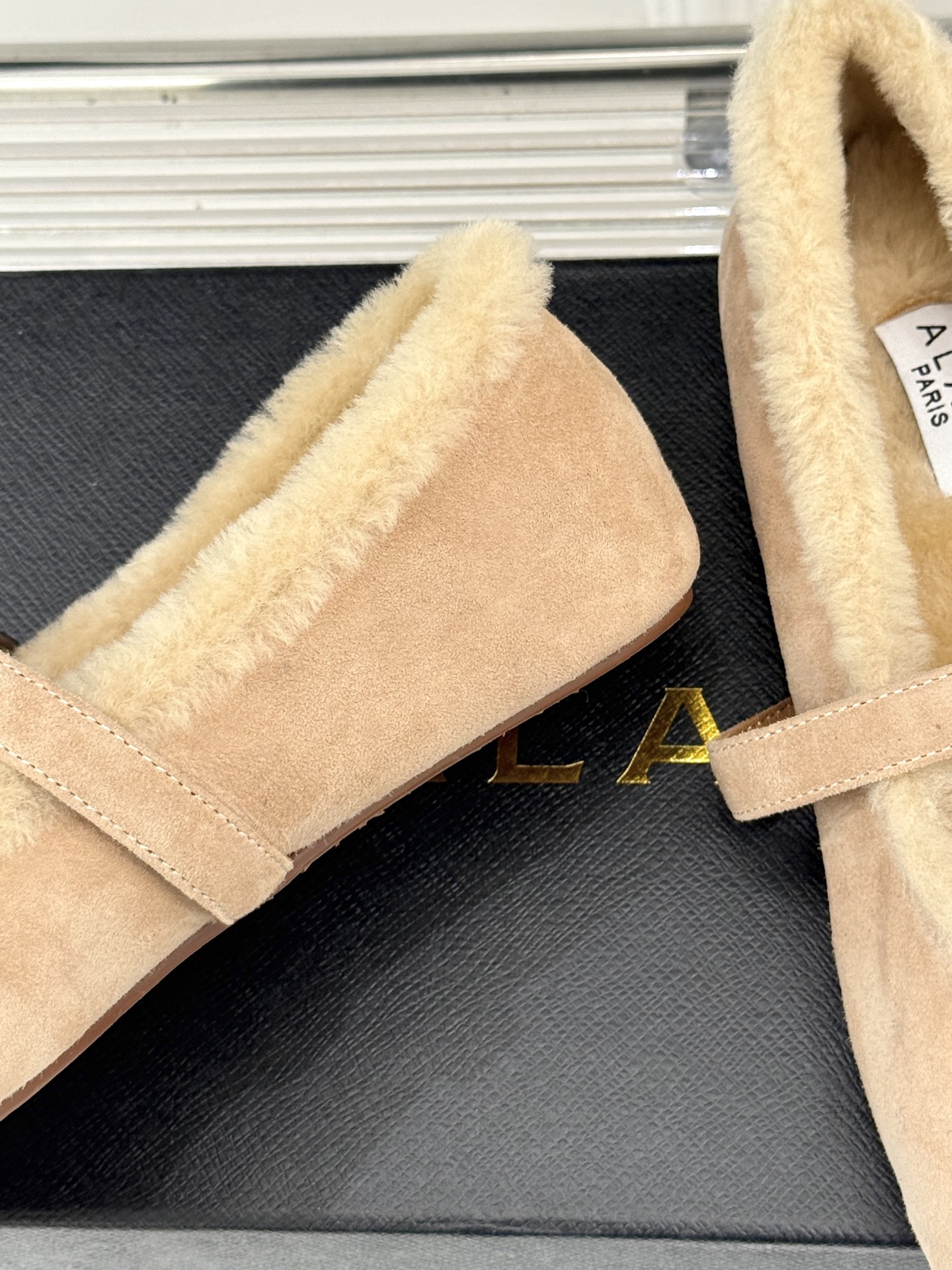 ALAIA｜阿莱亚25WF新品玛丽珍毛毛鞋当凛冽的寒风宣告冬日的到来一双温暖又时髦的鞋子就成了时尚达人们