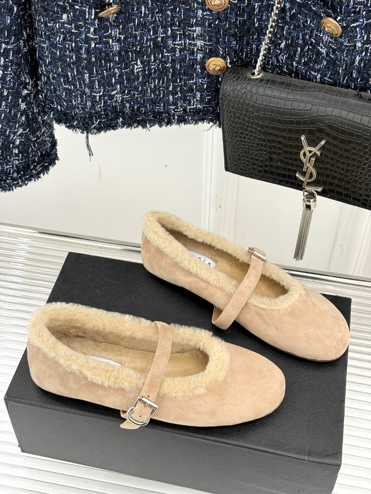 ALAIA｜阿莱亚25WF新品玛丽珍毛毛鞋当凛冽的寒风宣告冬日的到来一双温暖又时髦的鞋子就成了时尚达人们