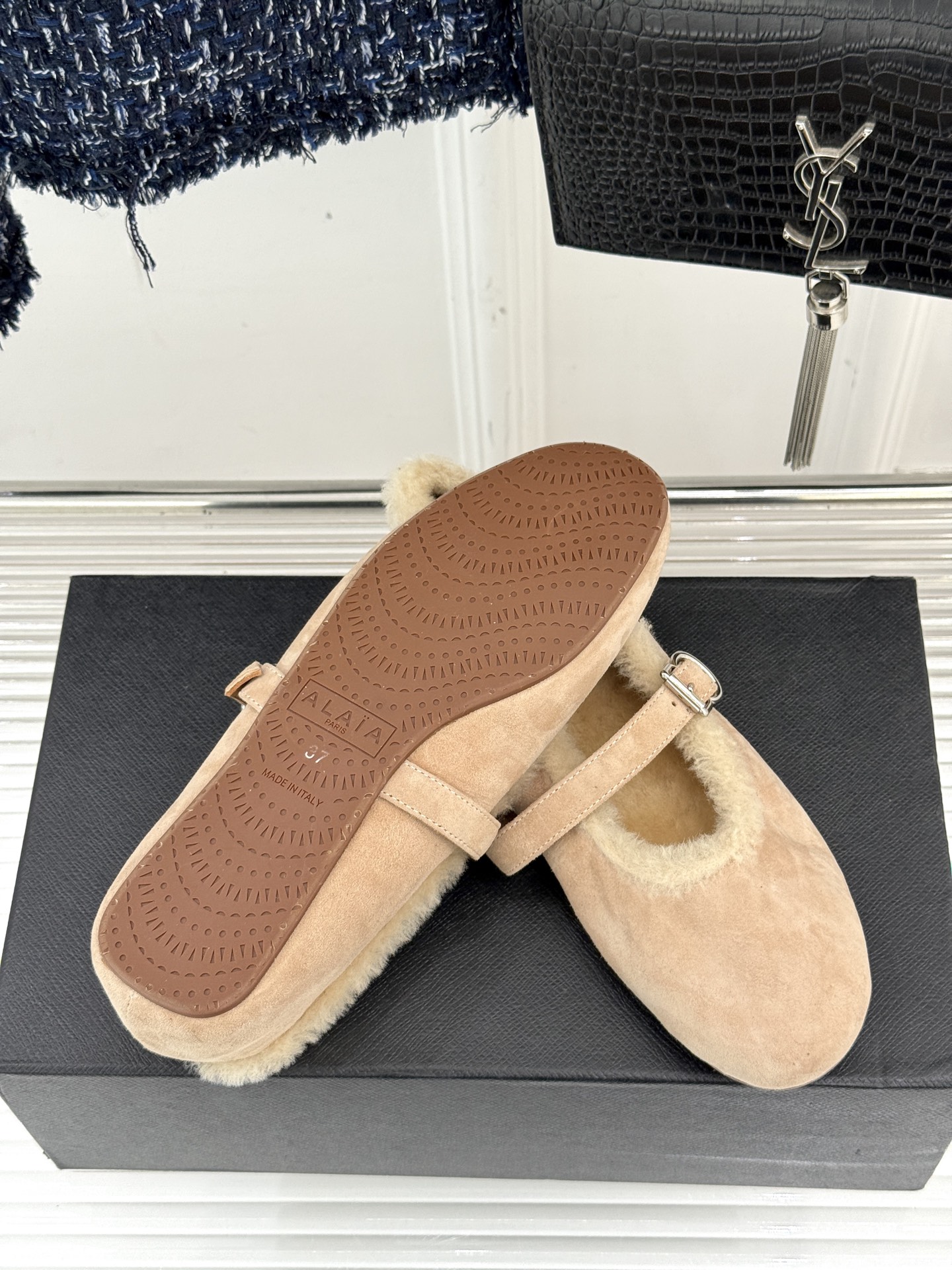 ALAIA｜阿莱亚25WF新品玛丽珍毛毛鞋当凛冽的寒风宣告冬日的到来一双温暖又时髦的鞋子就成了时尚达人们