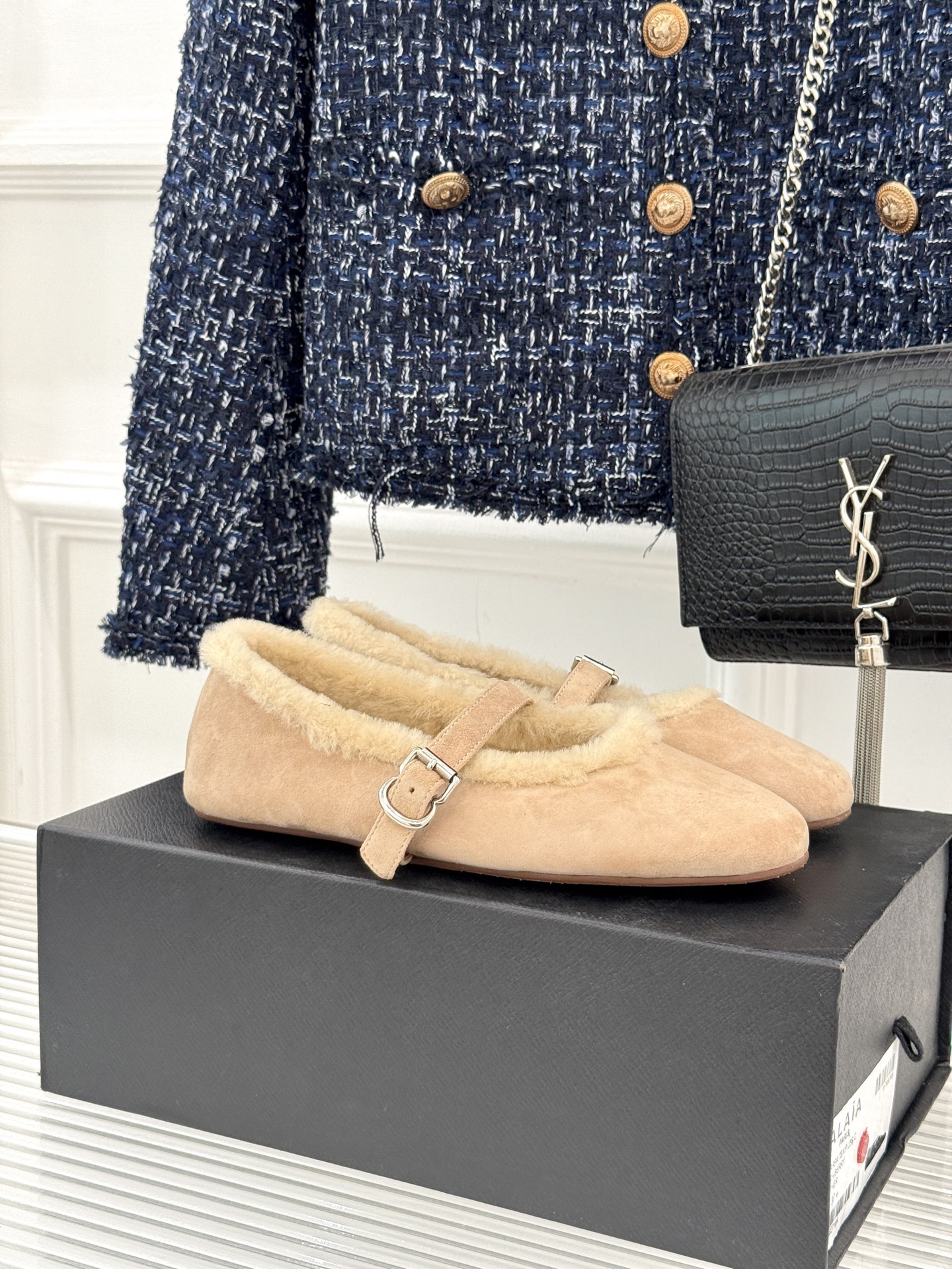 ALAIA｜阿莱亚25WF新品玛丽珍毛毛鞋当凛冽的寒风宣告冬日的到来一双温暖又时髦的鞋子就成了时尚达人们