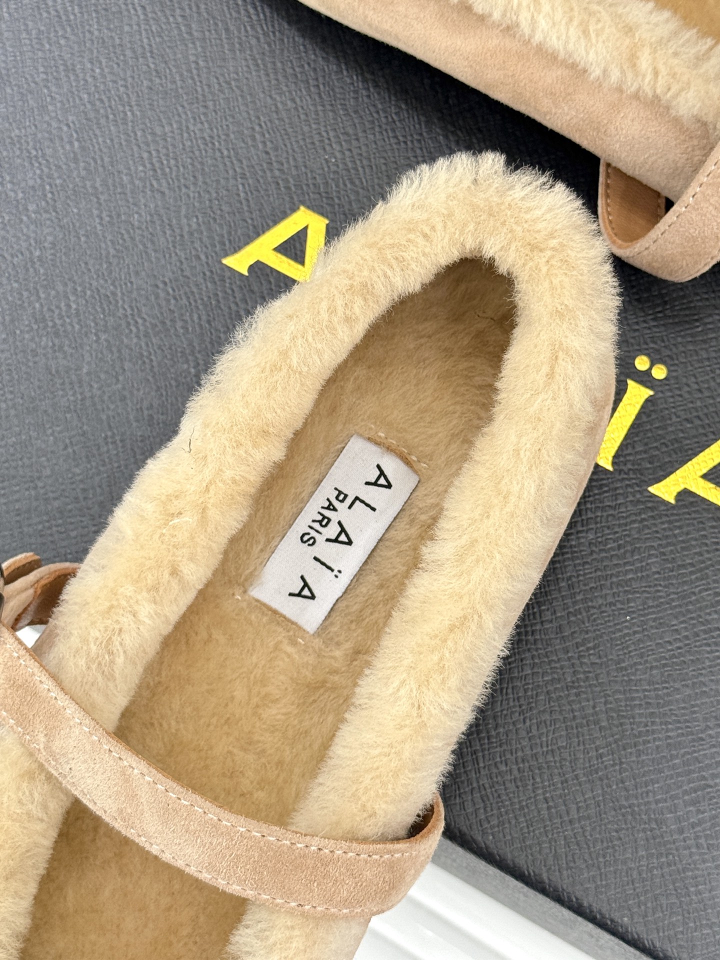 ALAIA｜阿莱亚25WF新品玛丽珍毛毛鞋当凛冽的寒风宣告冬日的到来一双温暖又时髦的鞋子就成了时尚达人们