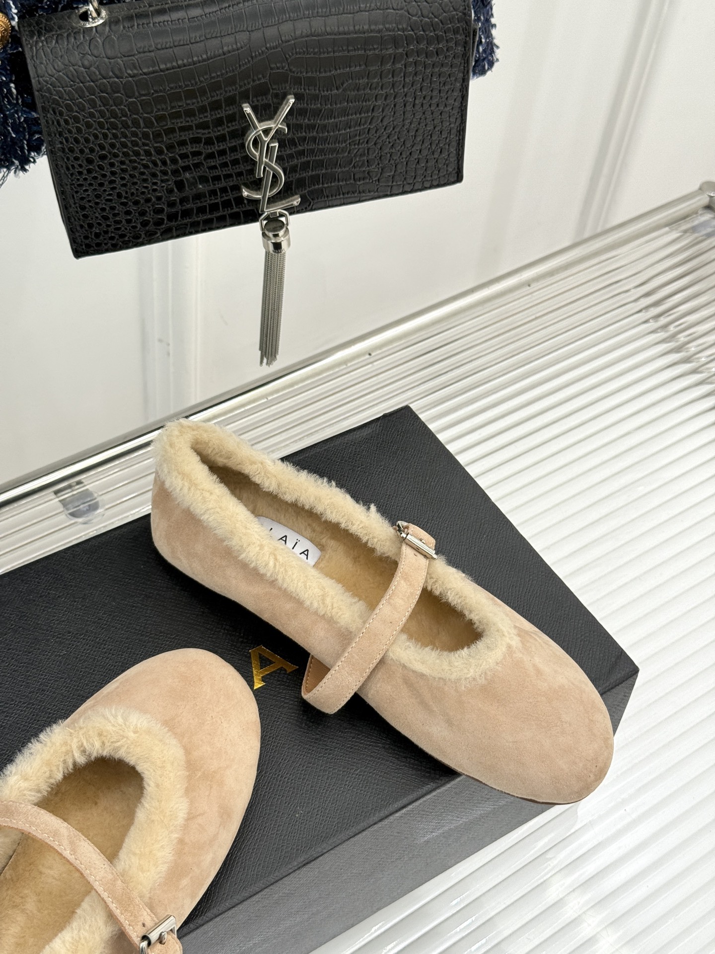 ALAIA｜阿莱亚25WF新品玛丽珍毛毛鞋当凛冽的寒风宣告冬日的到来一双温暖又时髦的鞋子就成了时尚达人们