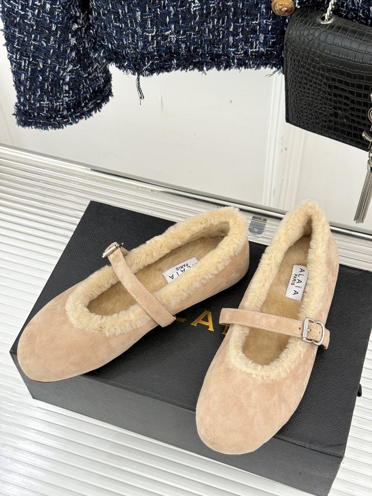 ALAIA｜阿莱亚25WF新品玛丽珍毛毛鞋当凛冽的寒风宣告冬日的到来一双温暖又时髦的鞋子就成了时尚达人们