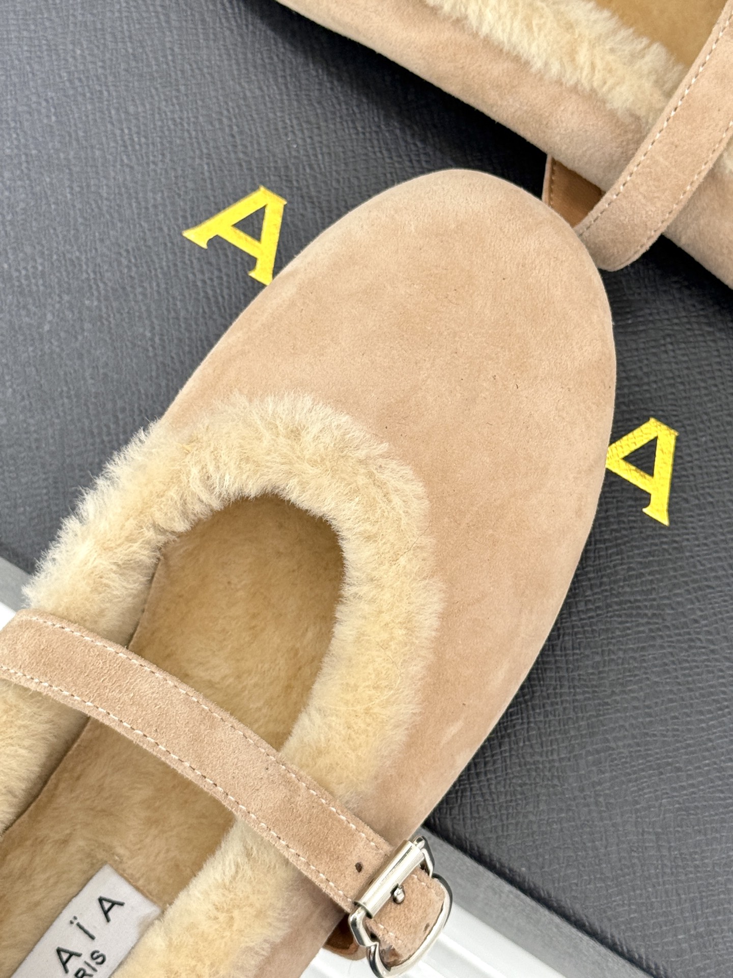 ALAIA｜阿莱亚25WF新品玛丽珍毛毛鞋当凛冽的寒风宣告冬日的到来一双温暖又时髦的鞋子就成了时尚达人们