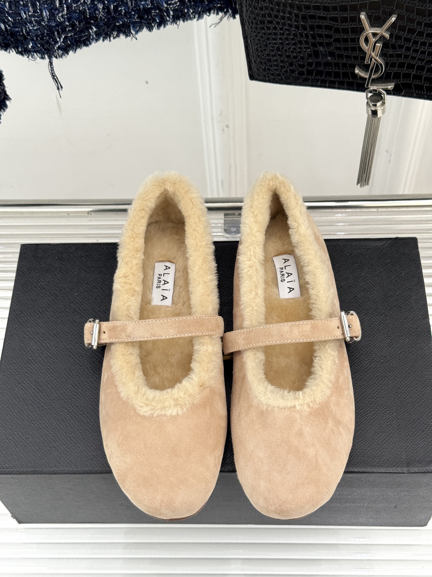 ALAIA｜阿莱亚25WF新品玛丽珍毛毛鞋当凛冽的寒风宣告冬日的到来一双温暖又时髦的鞋子就成了时尚达人们