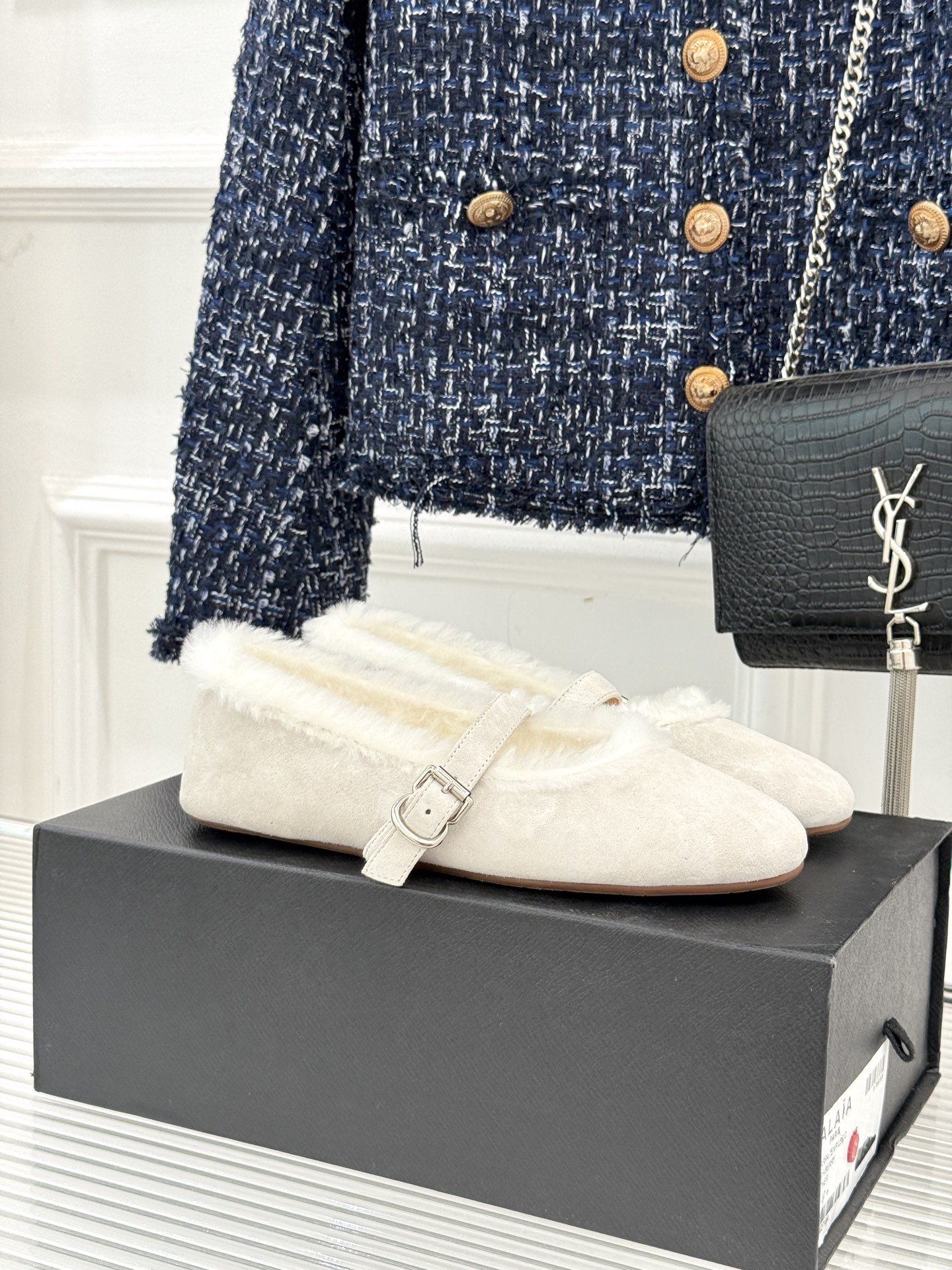 ALAIA｜阿莱亚25WF新品玛丽珍毛毛鞋当凛冽的寒风宣告冬日的到来一双温暖又时髦的鞋子就成了时尚达人们