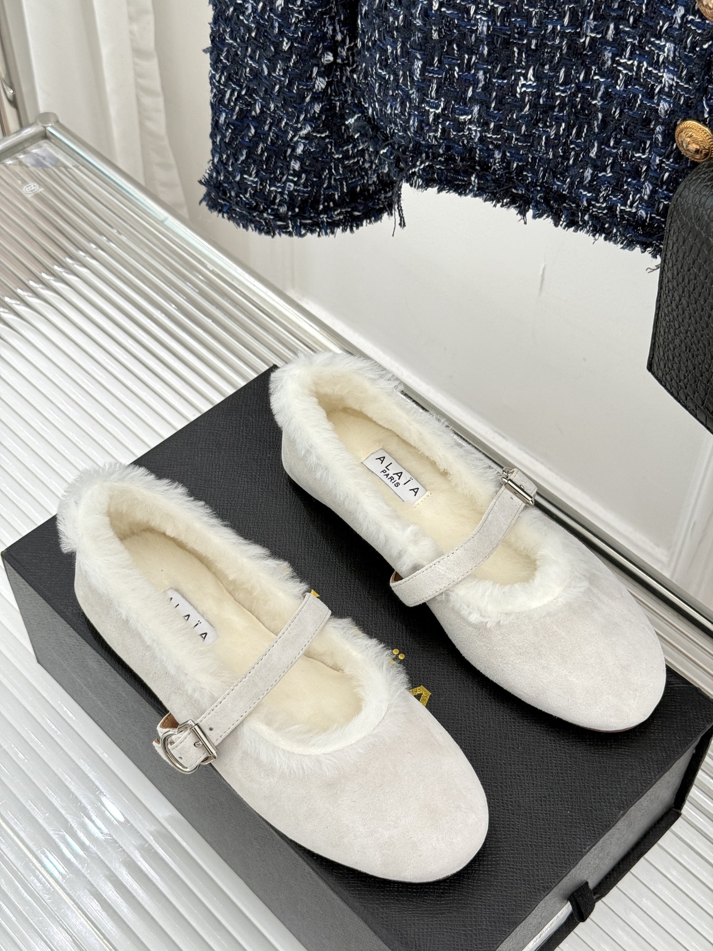 ALAIA｜阿莱亚25WF新品玛丽珍毛毛鞋当凛冽的寒风宣告冬日的到来一双温暖又时髦的鞋子就成了时尚达人们