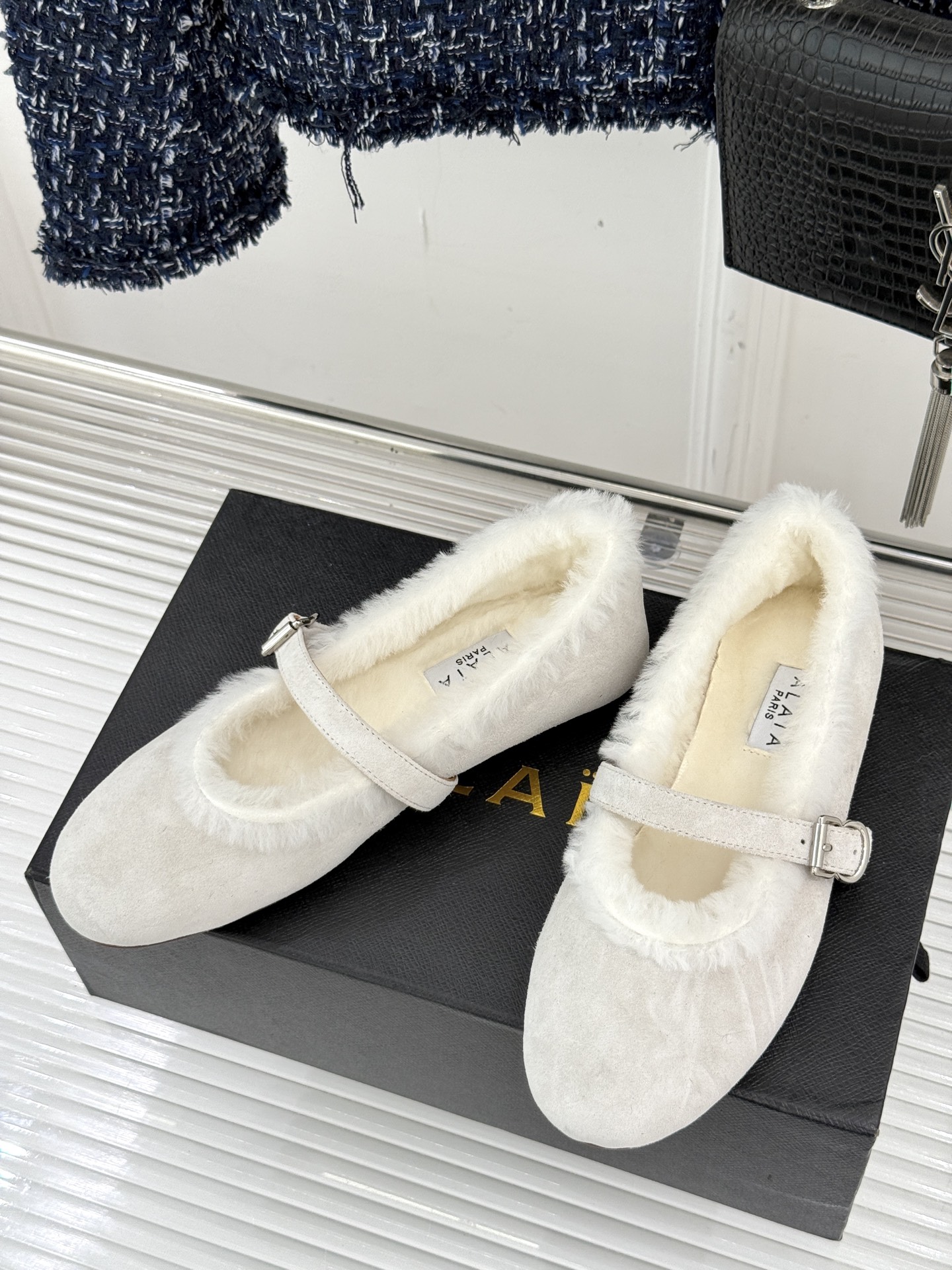 ALAIA｜阿莱亚25WF新品玛丽珍毛毛鞋当凛冽的寒风宣告冬日的到来一双温暖又时髦的鞋子就成了时尚达人们
