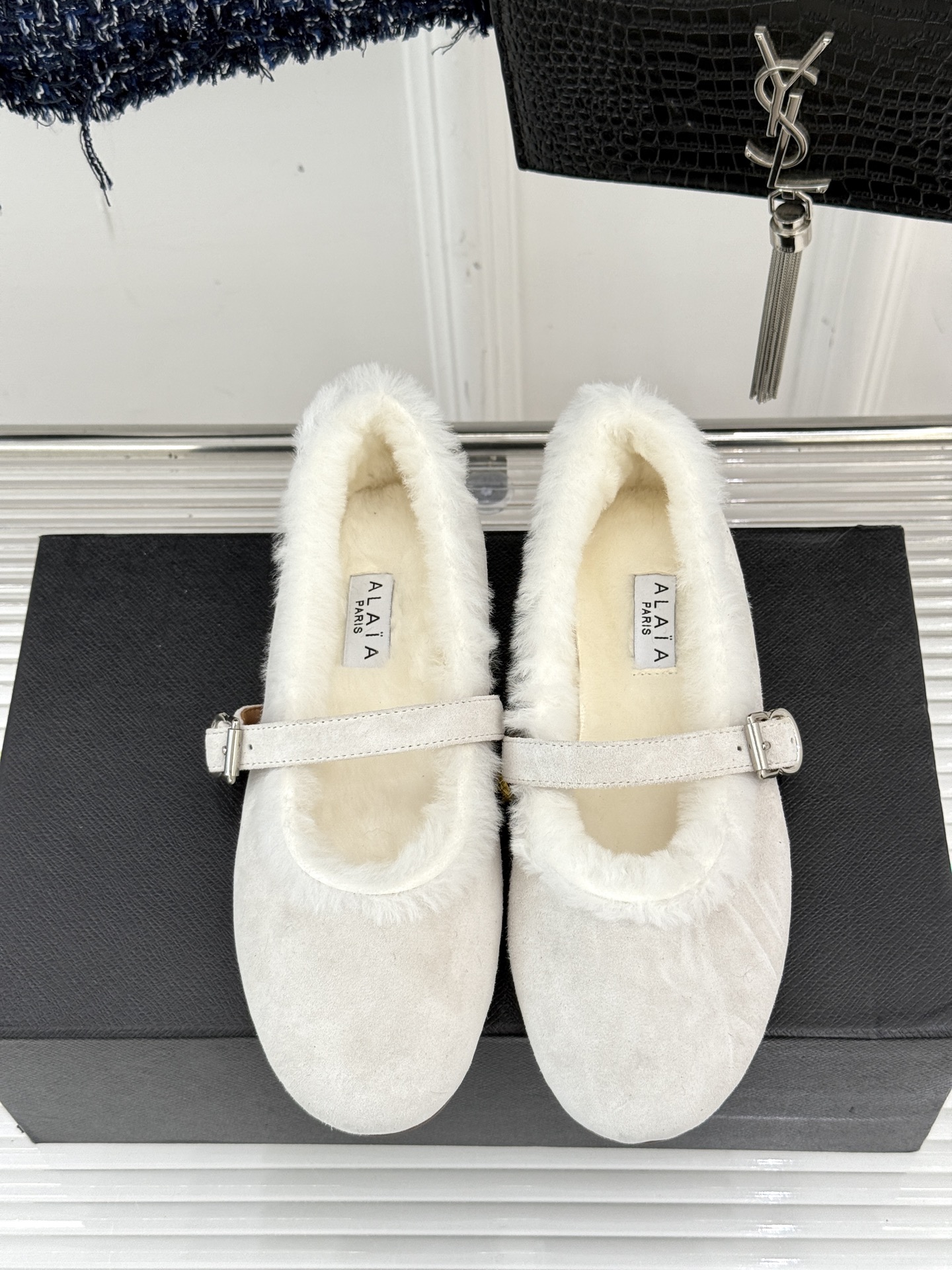 ALAIA｜阿莱亚25WF新品玛丽珍毛毛鞋当凛冽的寒风宣告冬日的到来一双温暖又时髦的鞋子就成了时尚达人们