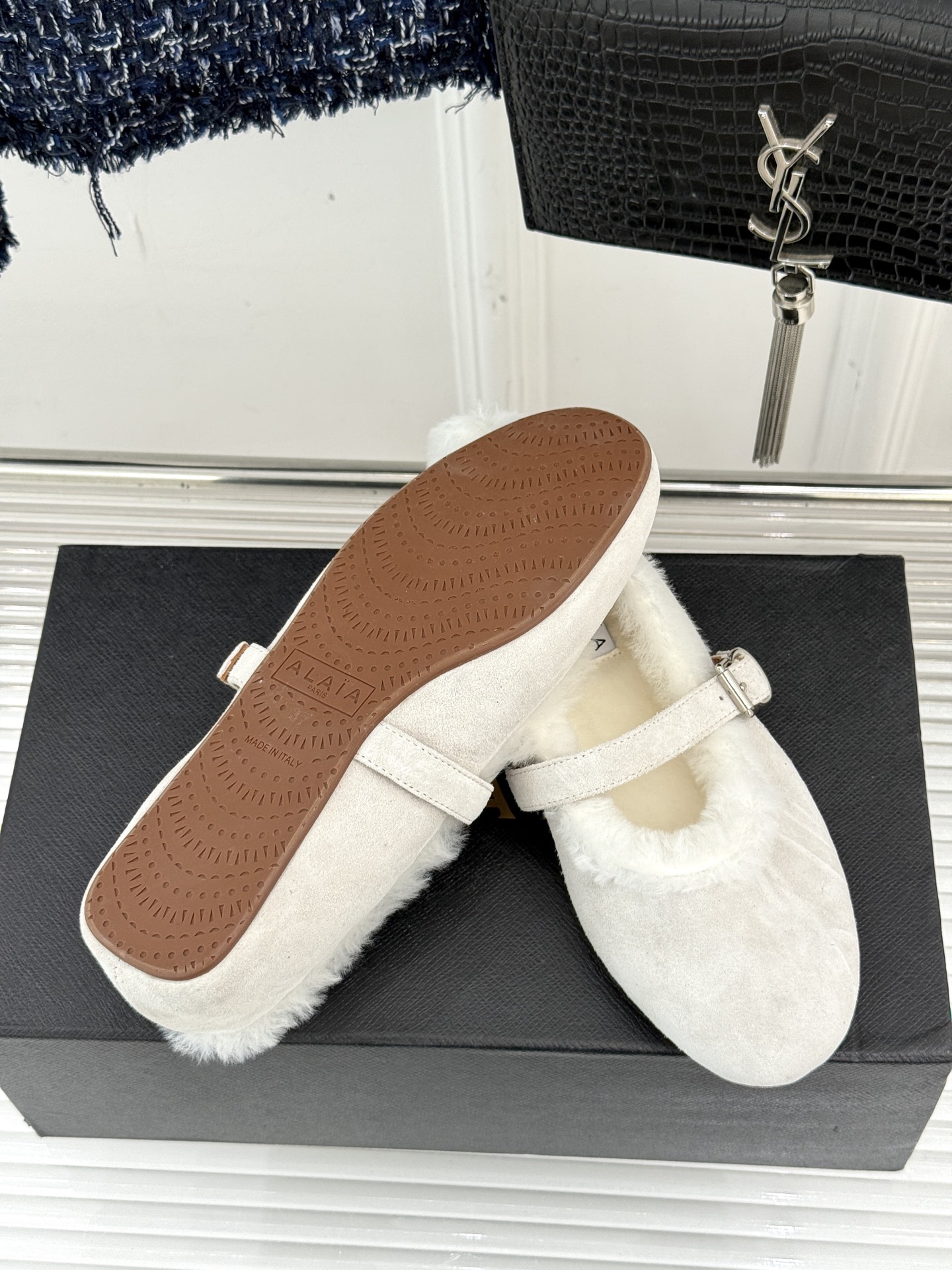 ALAIA｜阿莱亚25WF新品玛丽珍毛毛鞋当凛冽的寒风宣告冬日的到来一双温暖又时髦的鞋子就成了时尚达人们